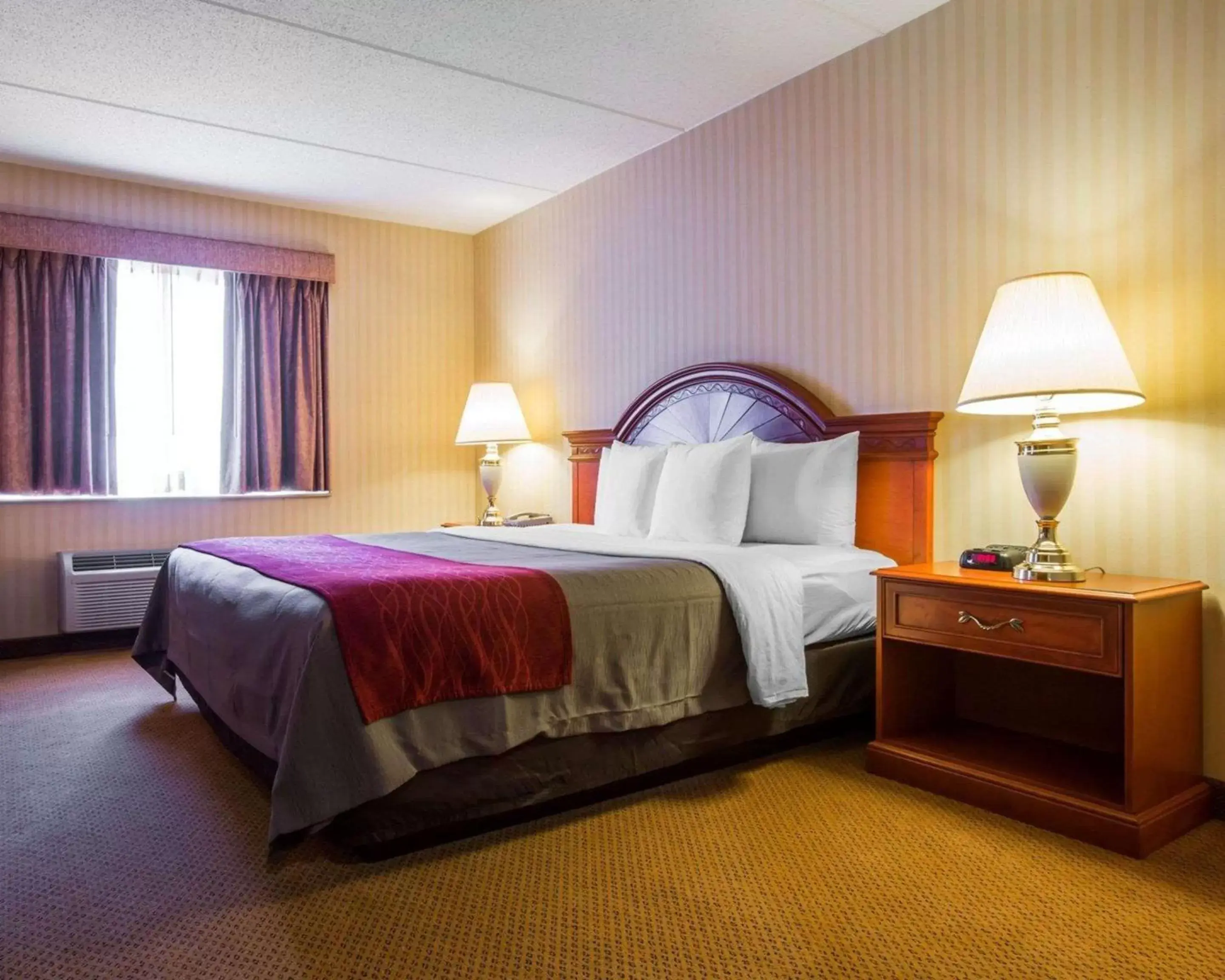 Photo of the whole room, Bed in Comfort Inn & Suites