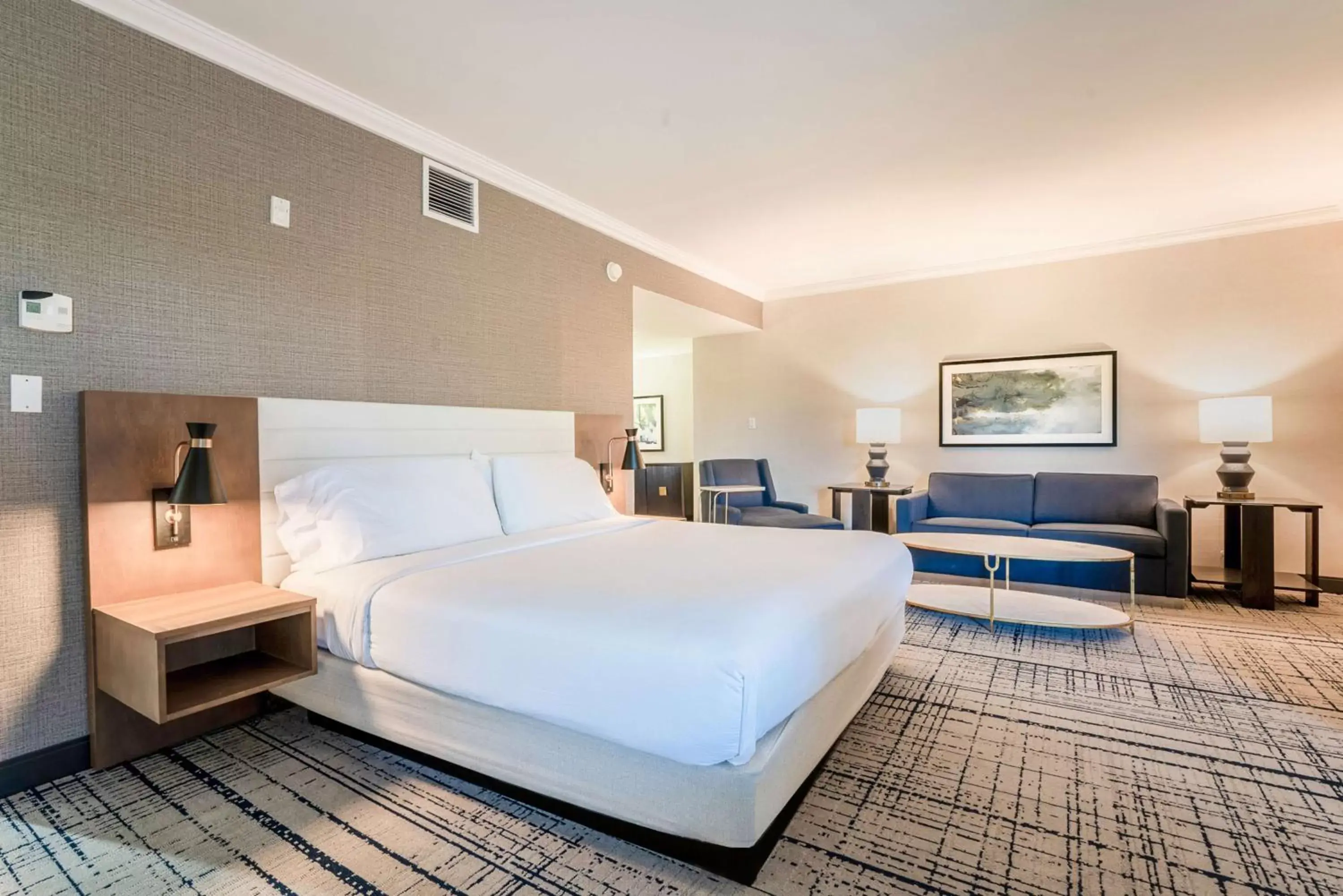 Bed in DoubleTree by Hilton South Charlotte Tyvola