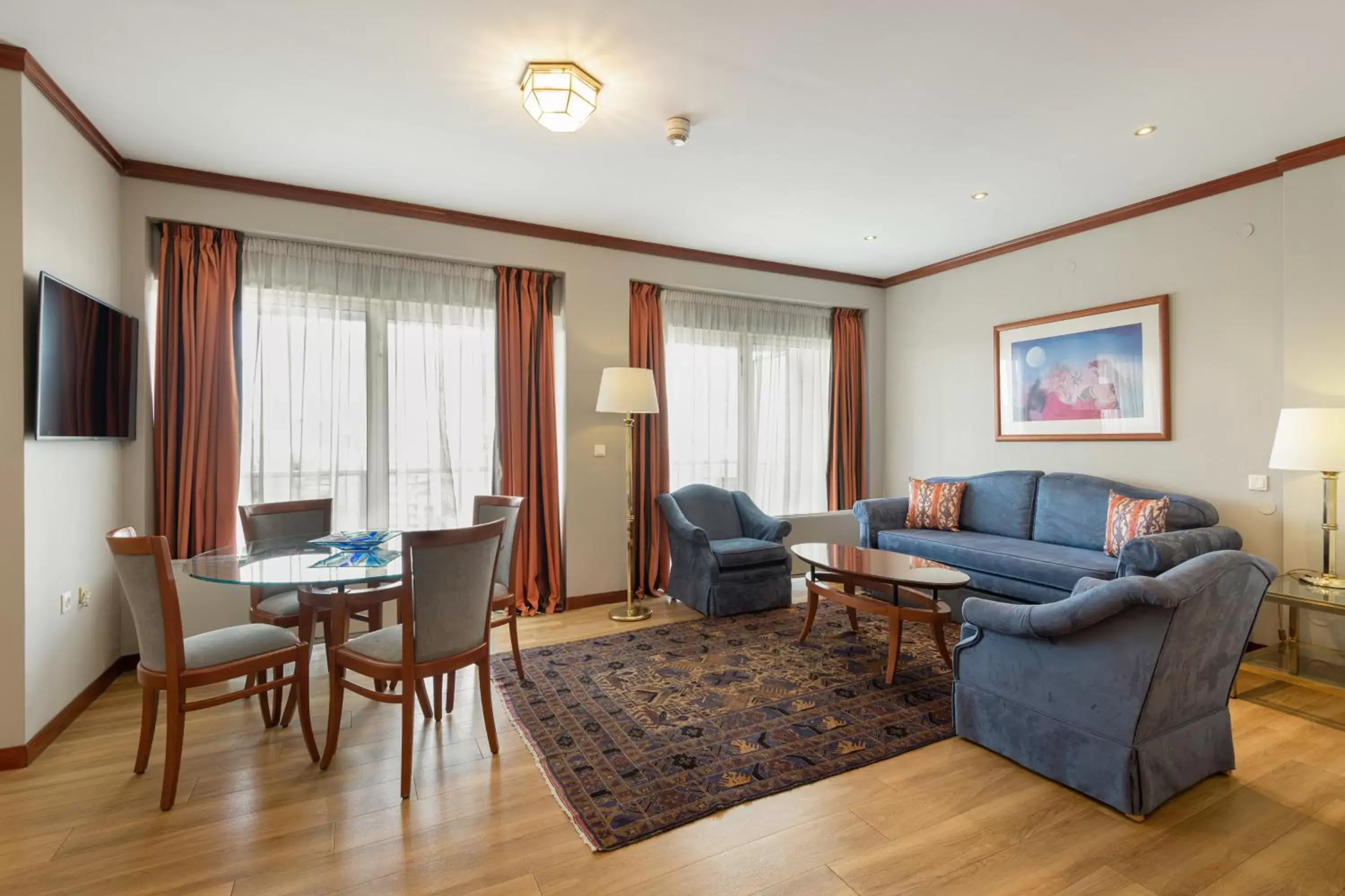 Photo of the whole room, Seating Area in Holiday Inn Thessaloniki, an IHG Hotel