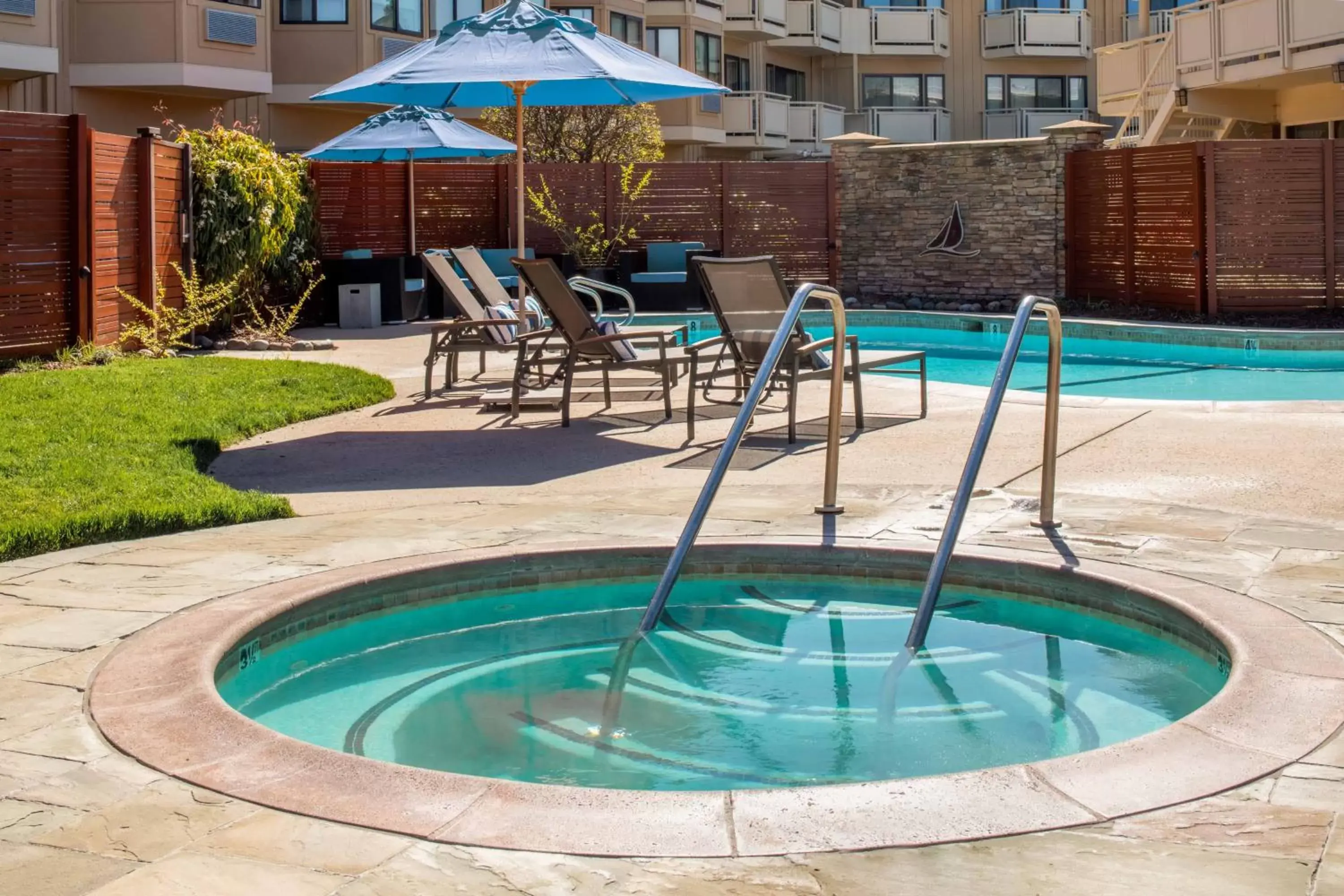 Hot Tub, Swimming Pool in The Lodge at Tiburon