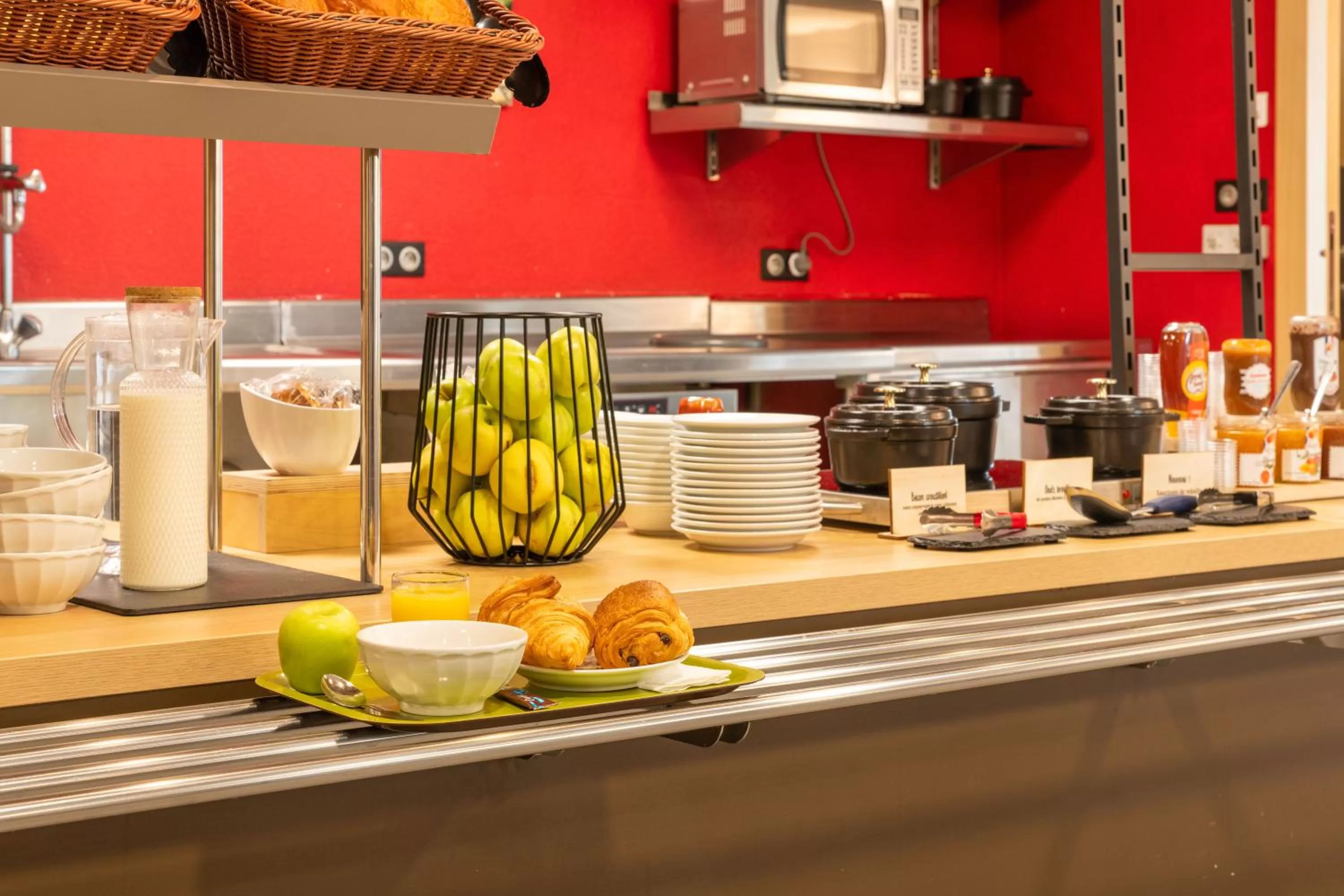 Buffet breakfast in B&B HOTEL Lyon Sud États-Unis