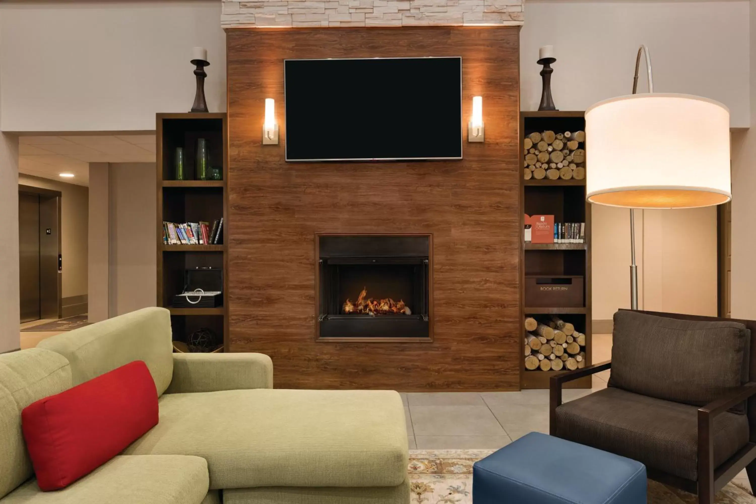 Lobby or reception, TV/Entertainment Center in Country Inn & Suites by Radisson, St. Petersburg - Clearwater, FL