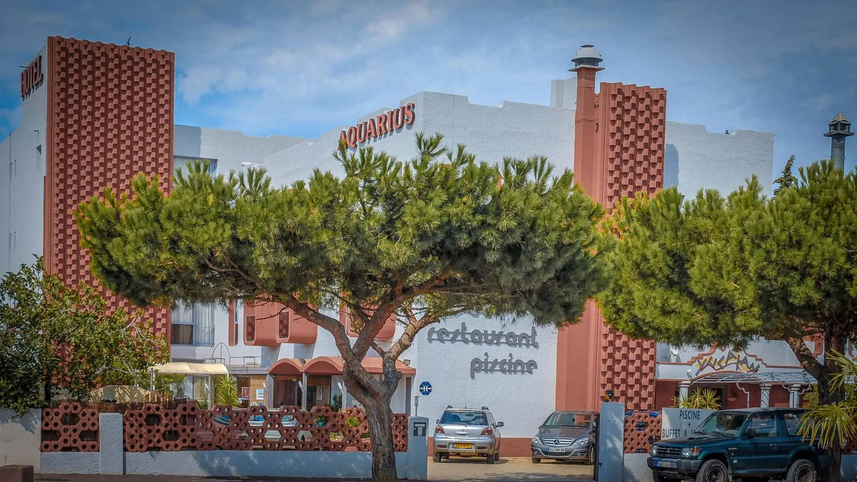 Facade/entrance, Property Building in Hotel Aquarius