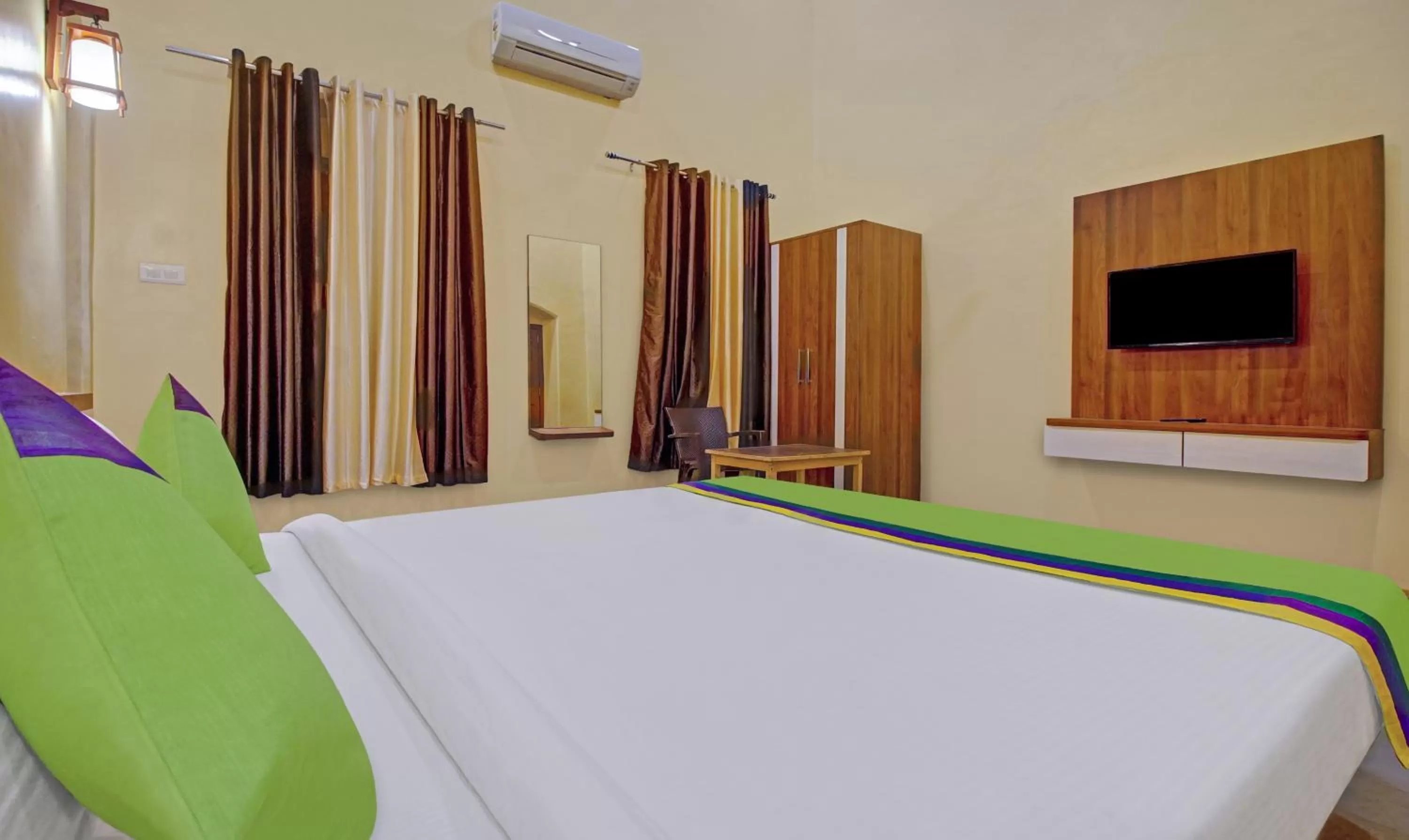 Bed in Treebo Trend Shalimar In The Forest Matheran