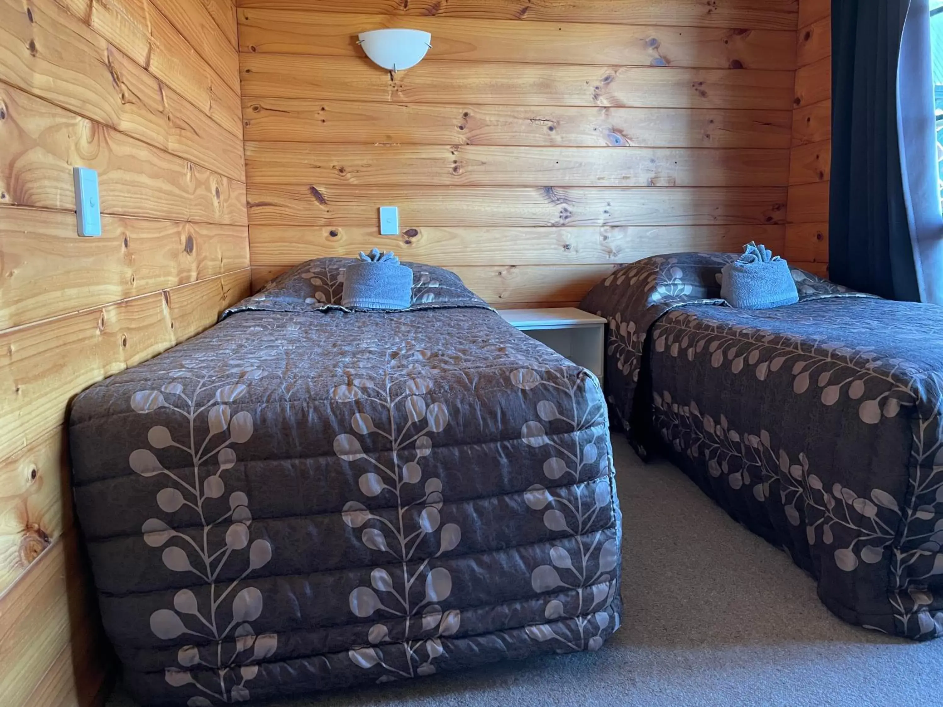 Bed in Cedarwood Lakeside Motel & Conference Venue