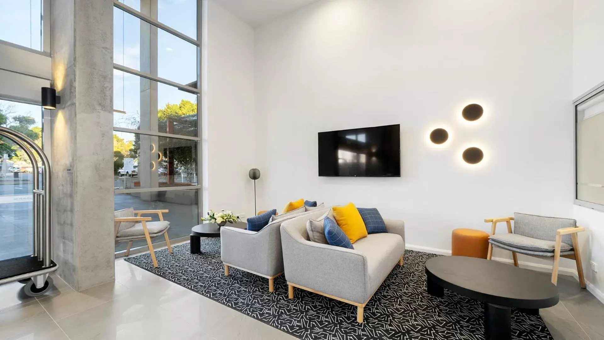 Lobby or reception, Seating Area in Oaks Toowoomba Hotel