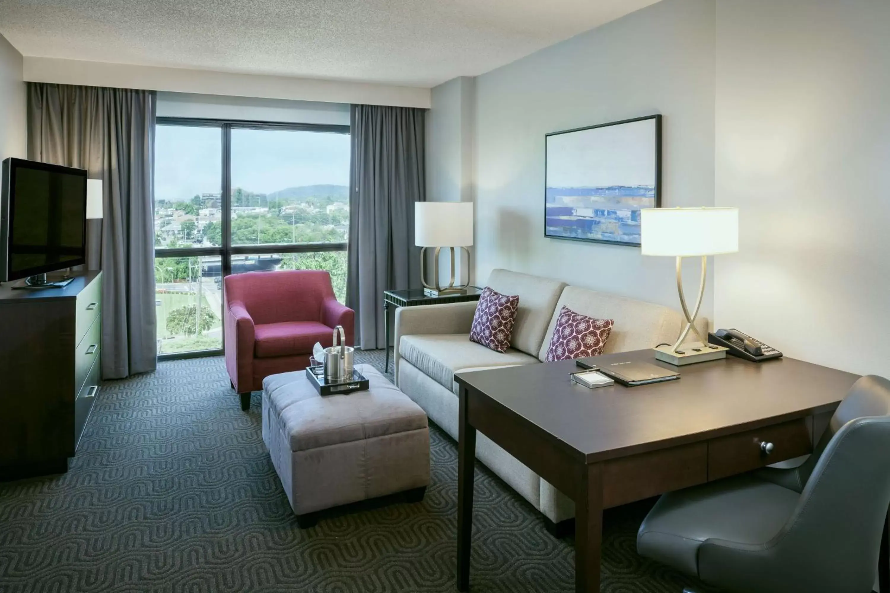 Living room, Seating Area in Hilton Suites Brentwood