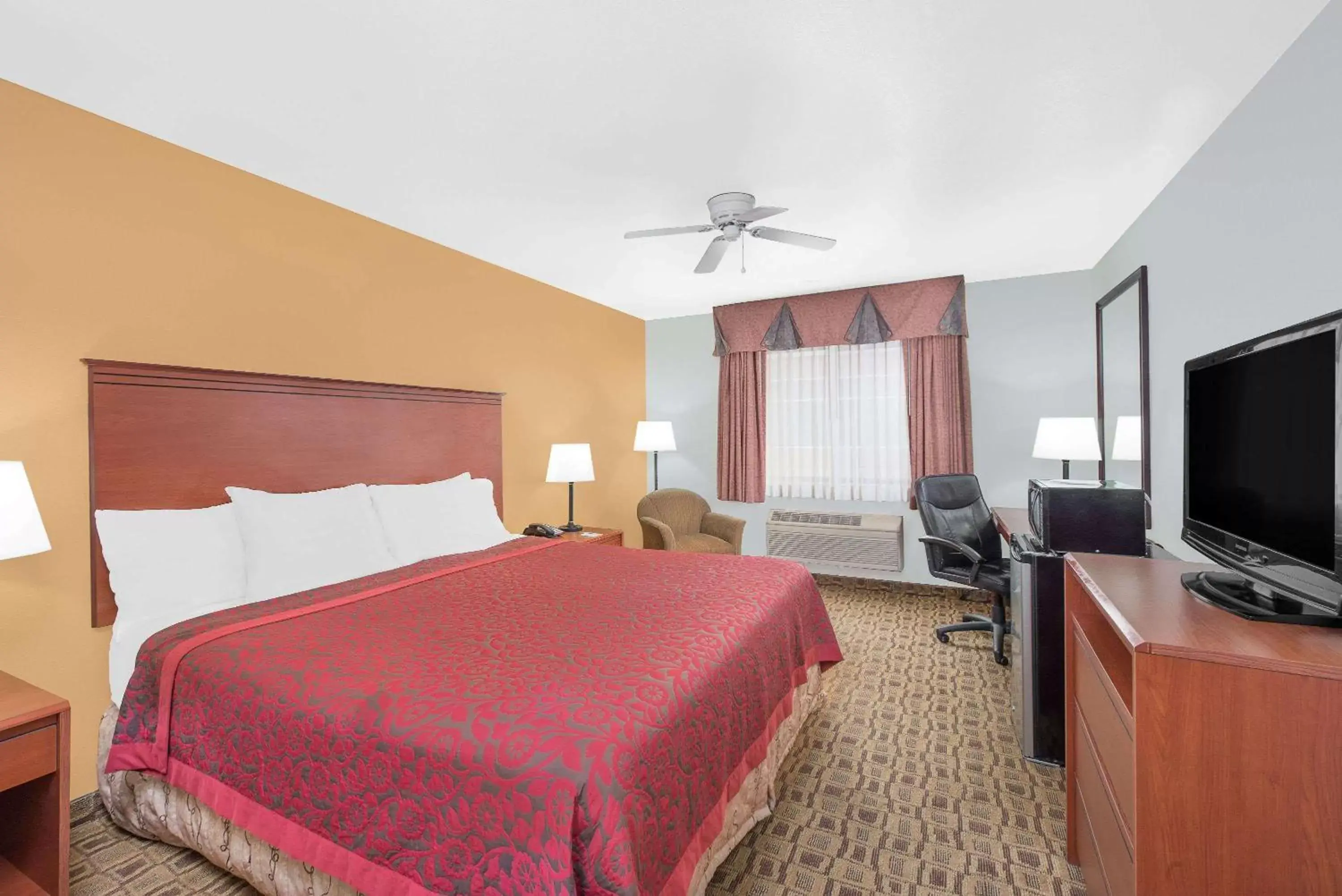 Photo of the whole room, Bed in Days Inn by Wyndham Lamar