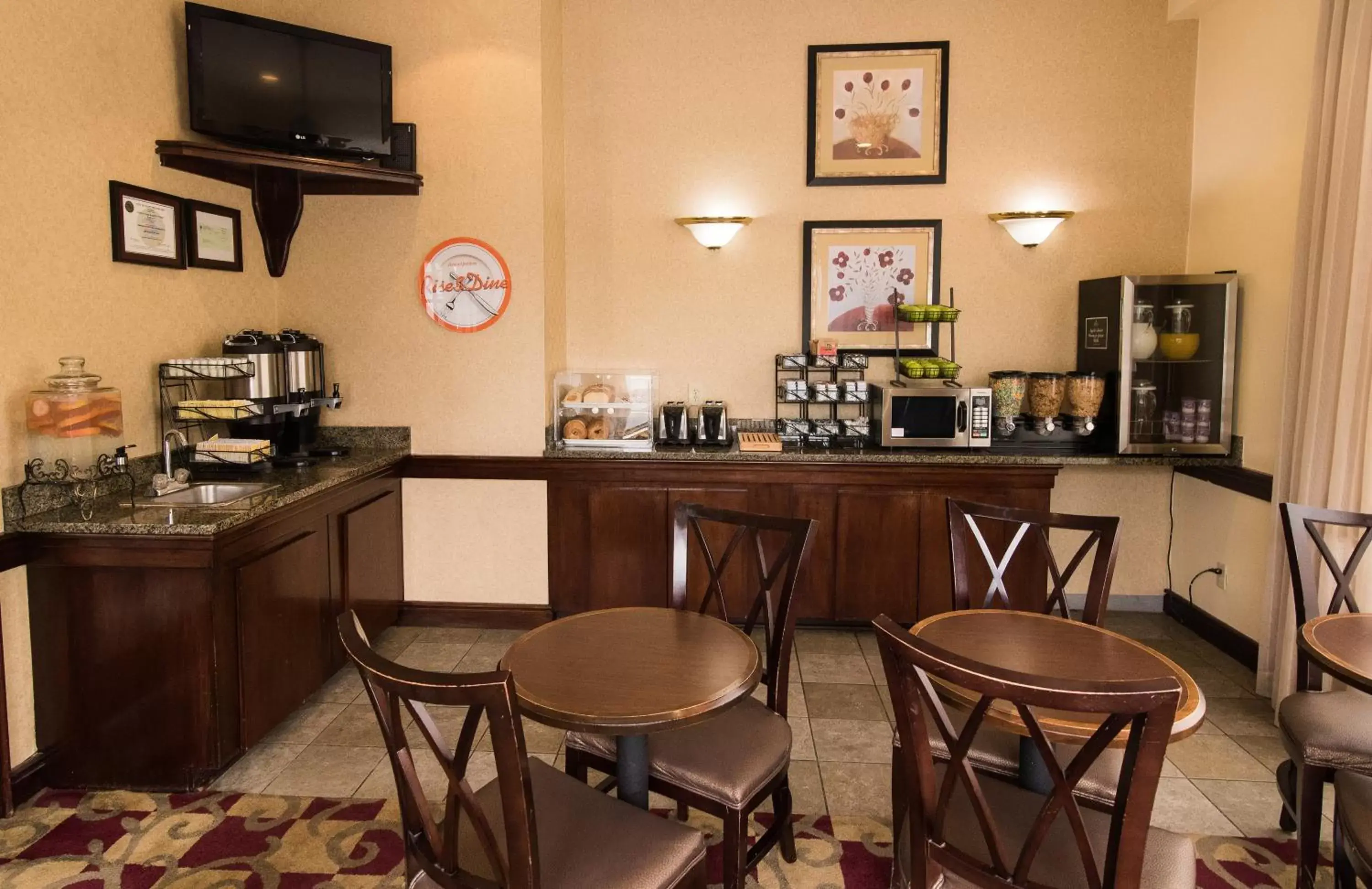 Coffee/tea facilities, Restaurant/Places to Eat in Howard Johnson by Wyndham Portsmouth