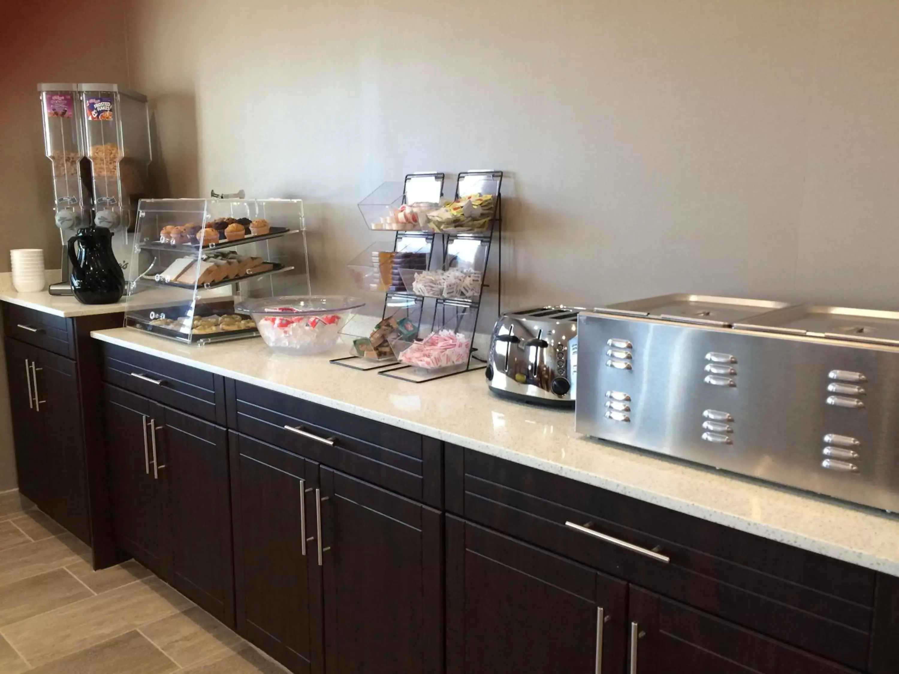 Continental breakfast, Kitchen/Kitchenette in Meridian Inn & Suites Lloydminster