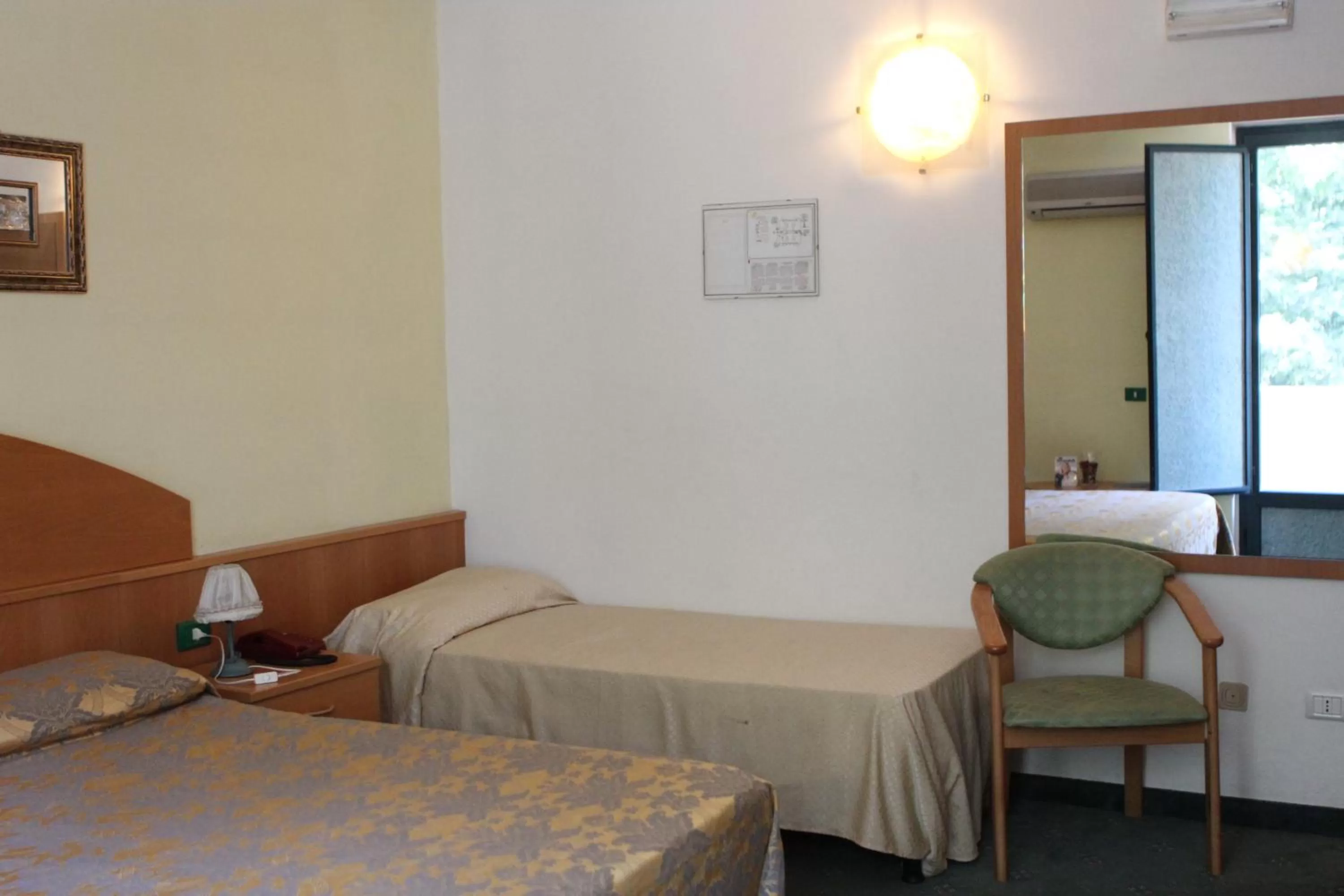 Photo of the whole room in Ascot Lodging