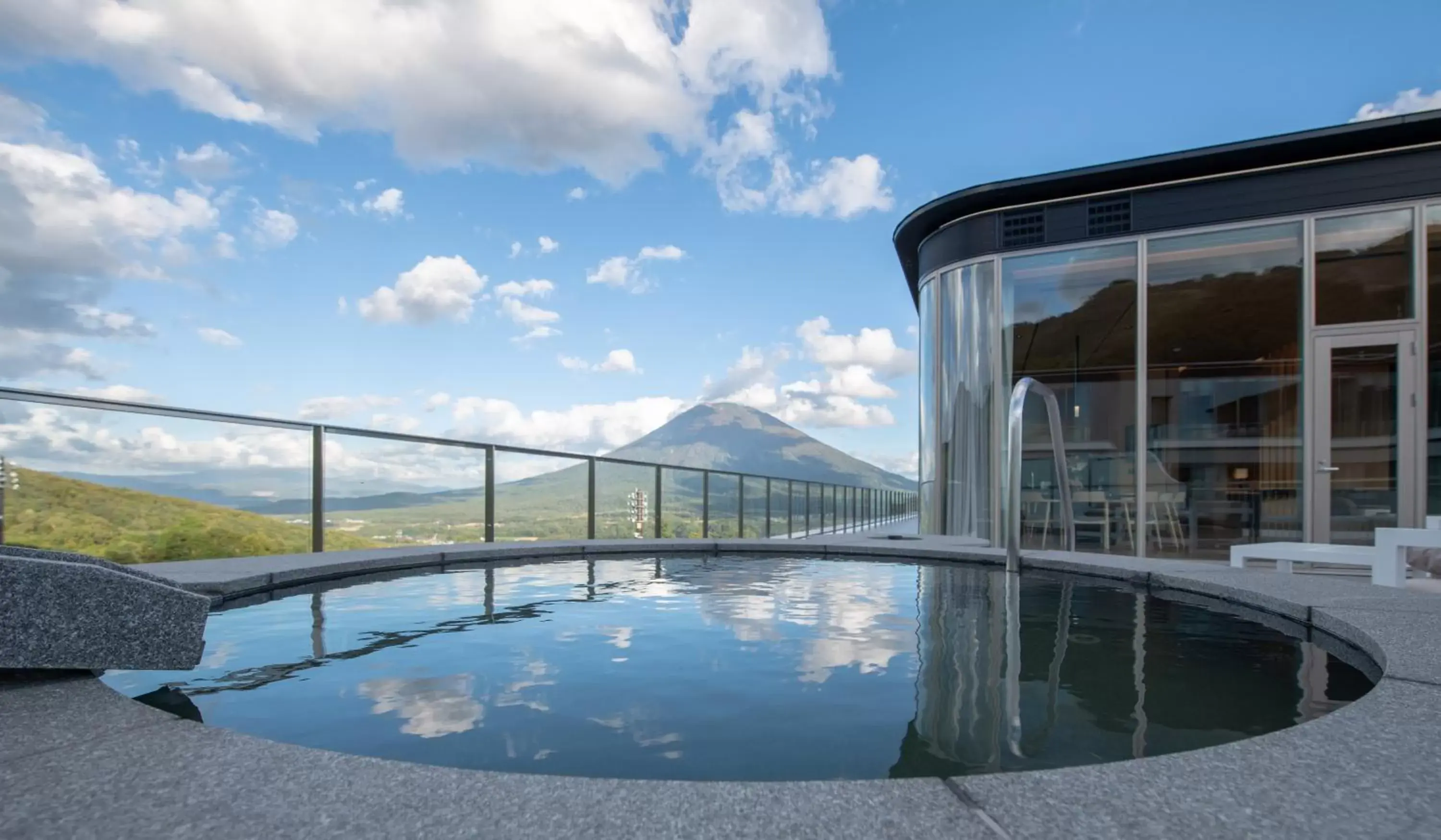 Hot Spring Bath, Swimming Pool in Skye Niseko