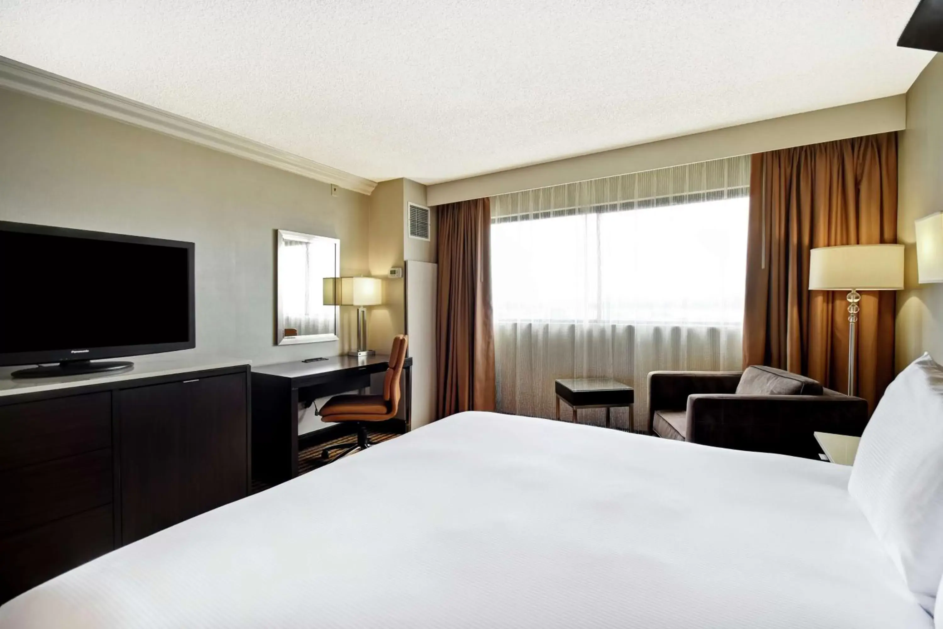 Bedroom, Bed in DoubleTree by Hilton Pleasanton at The Club