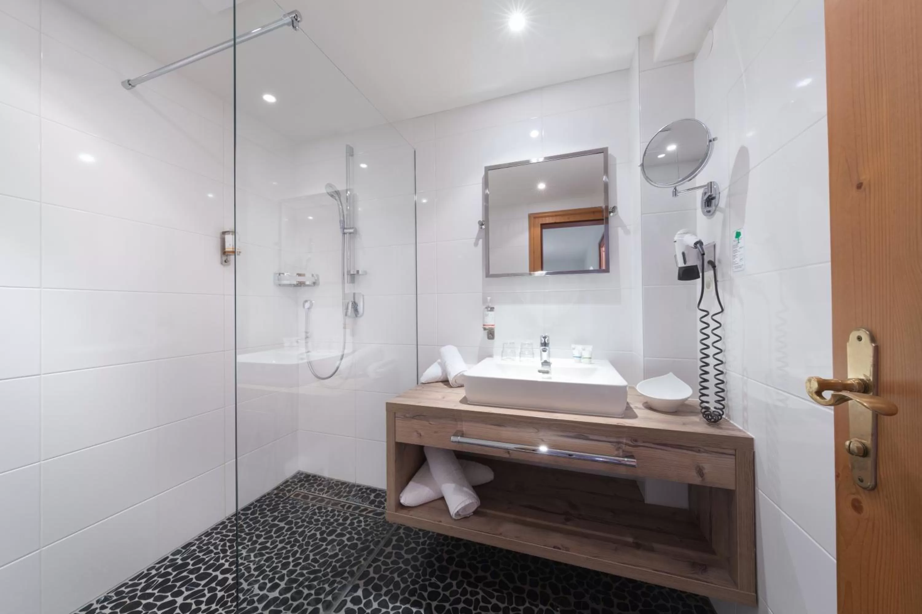 Bathroom in Wellness Aparthotel "Lechlife" incl Pool - 400m zum LIFT