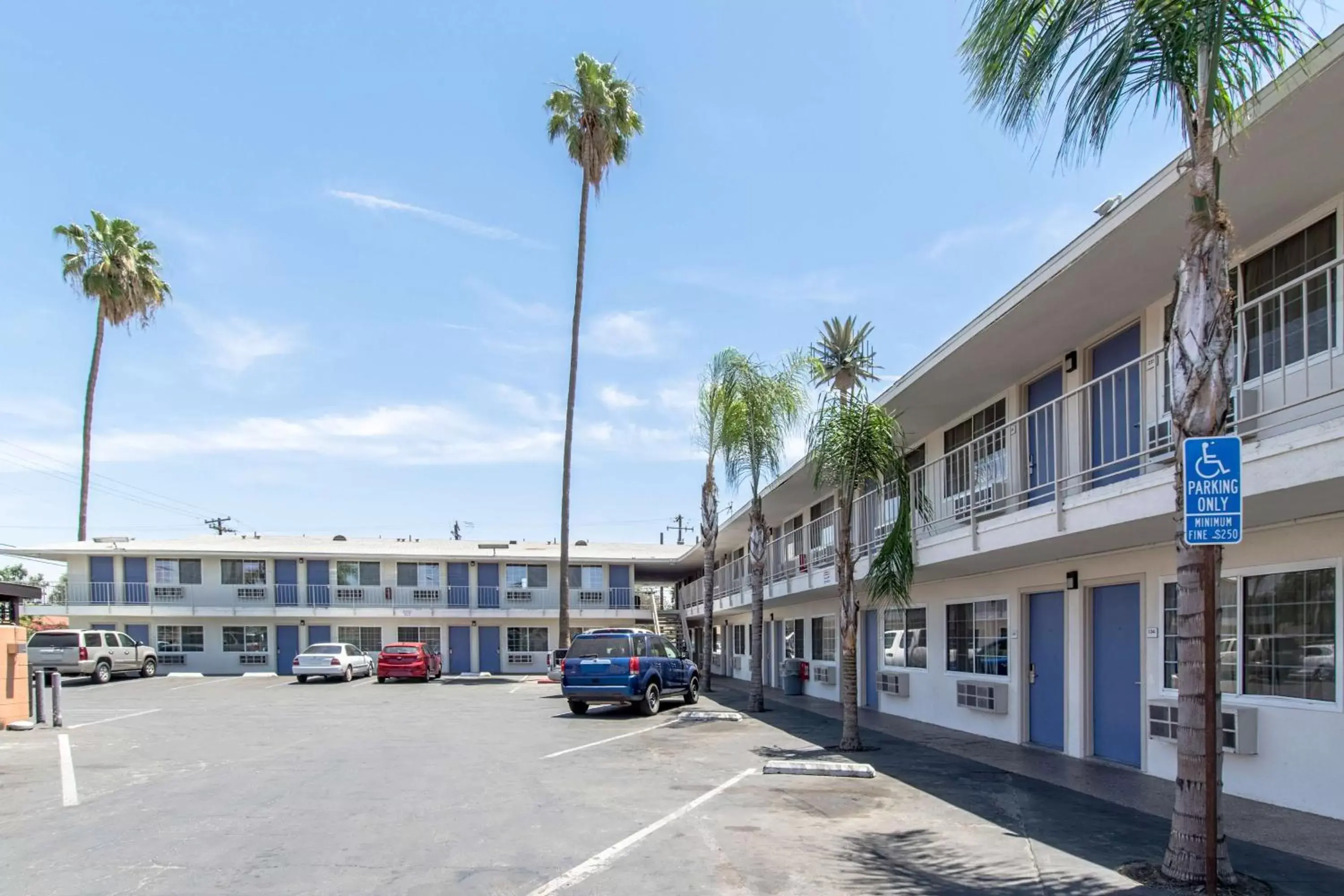 Property building in Motel 6 Bakersfield, CA - Central