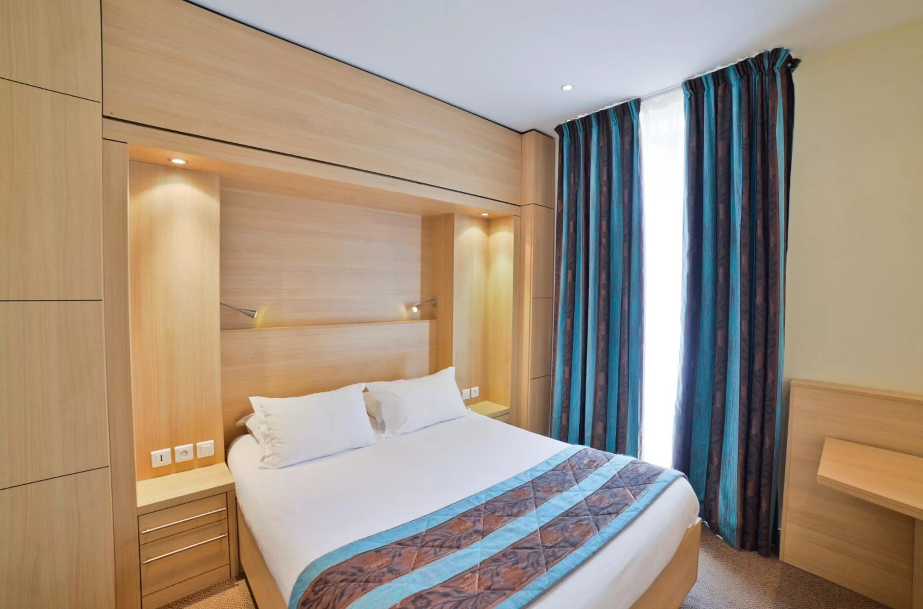 Bed in Hôtel Mercure Bayonne Centre Le Grand Hotel