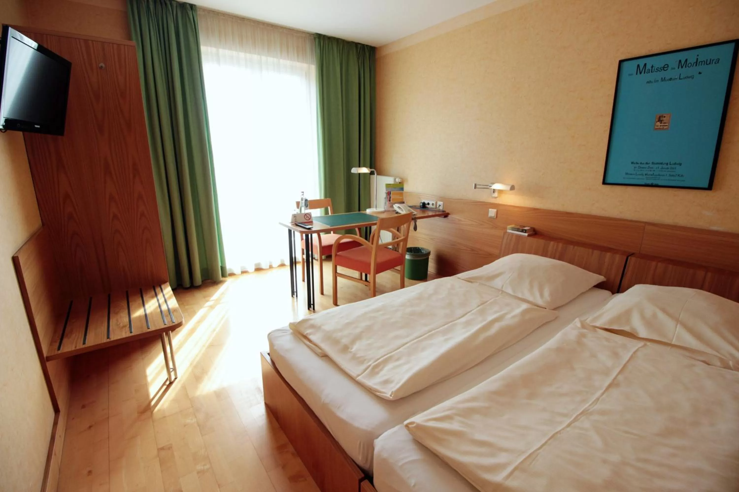 Photo of the whole room, Bed in An der Persiluhr Stadt-gut-Hotel