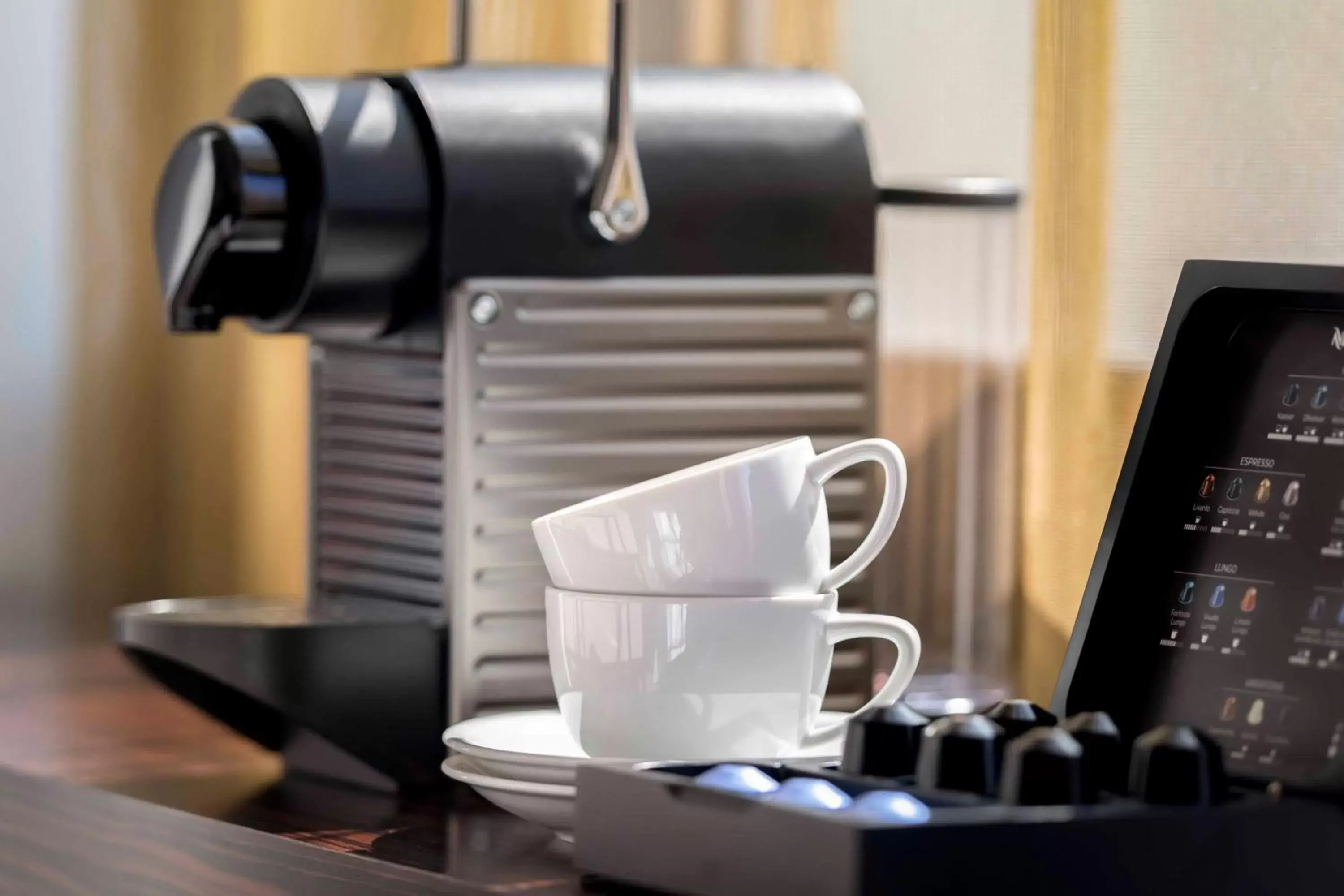 Photo of the whole room, Coffee/Tea Facilities in Four Points by Sheraton Munich Arabellapark