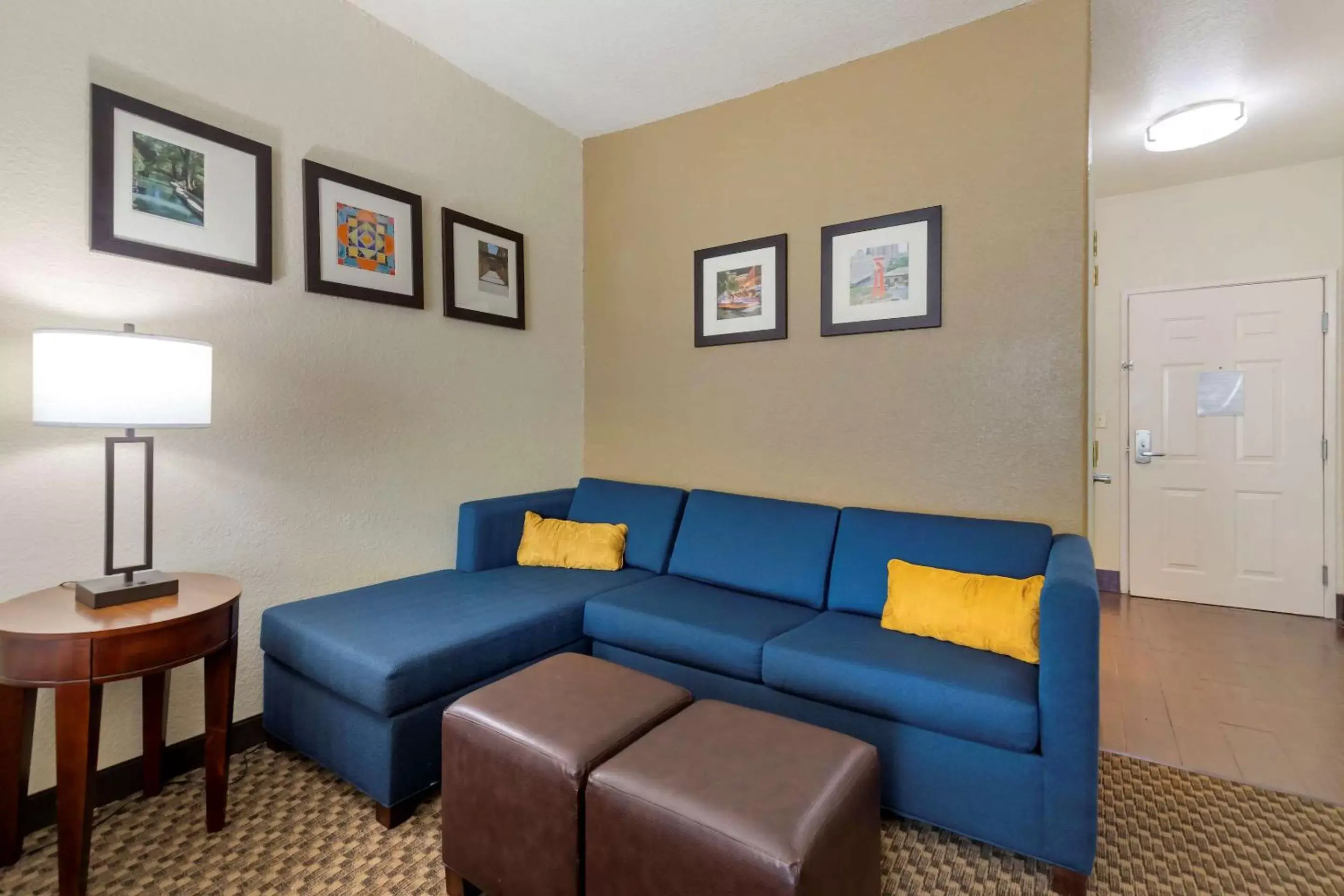 Photo of the whole room, Seating Area in Comfort Inn & Suites Near Six Flags & Medical Center