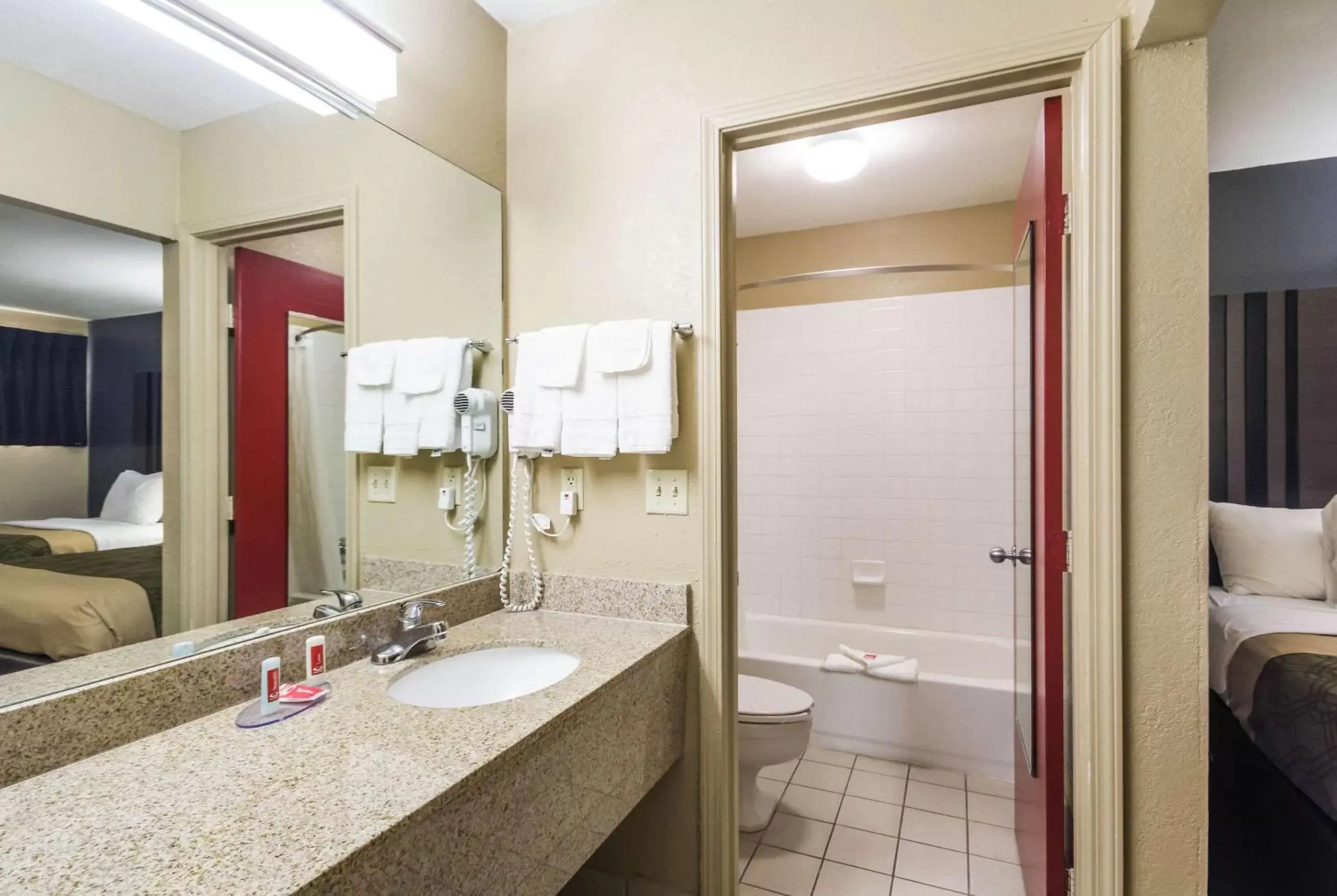 Bathroom in Econo Lodge Inn & Suites I-35 at Shawnee Mission