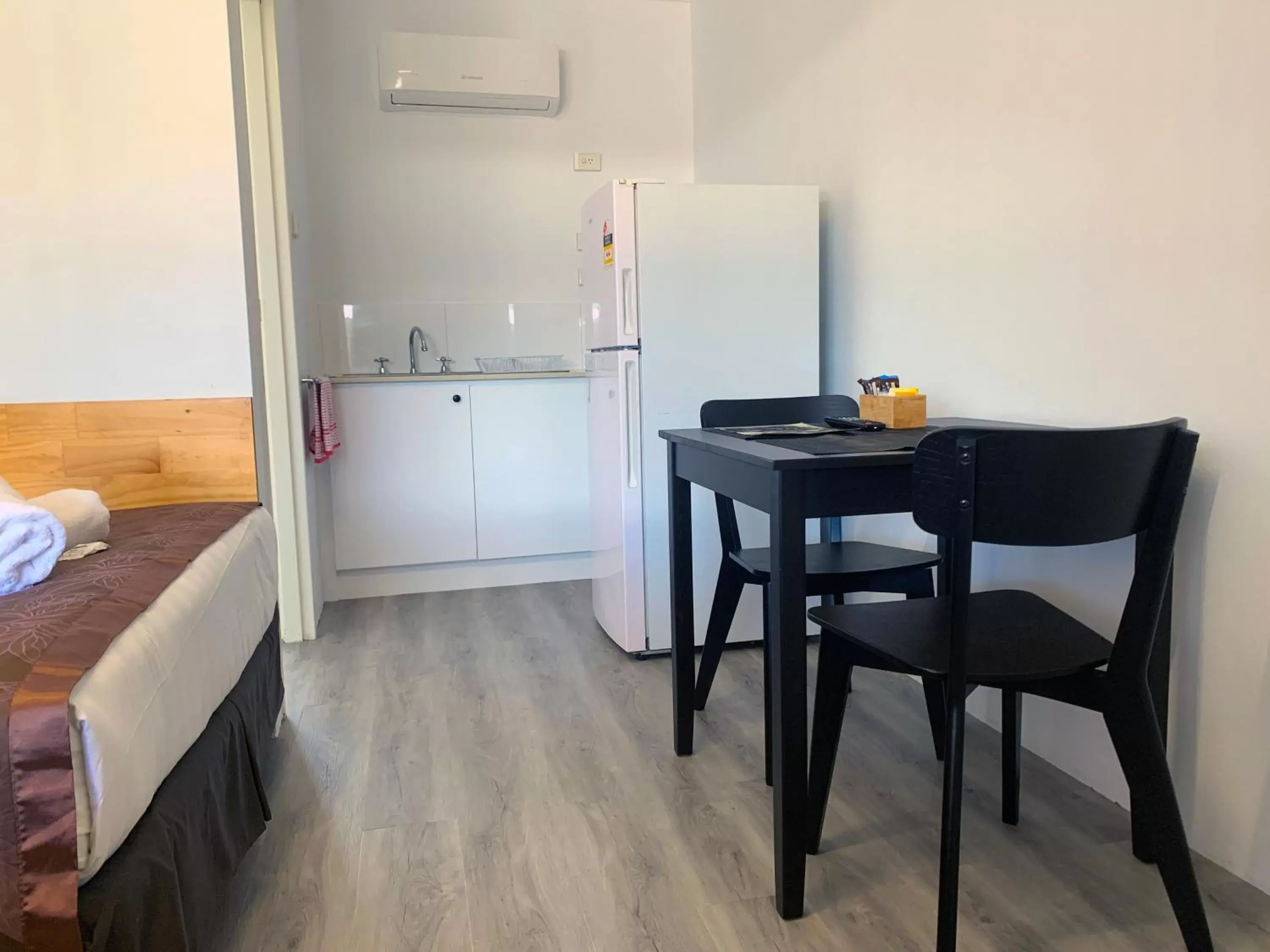 Kitchen or kitchenette, Dining Area in Baths Motel Moree