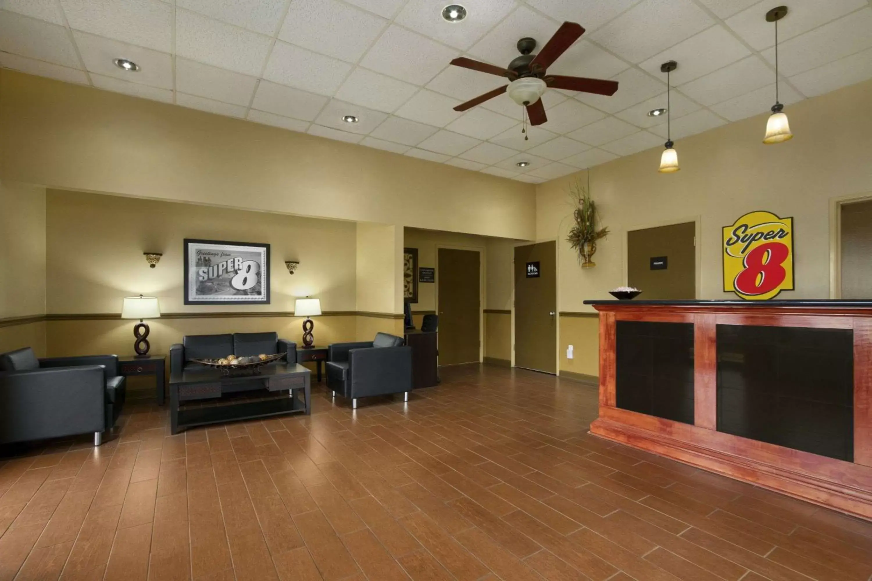 Lobby or reception in Super 8 by Wyndham-Tupelo Airport