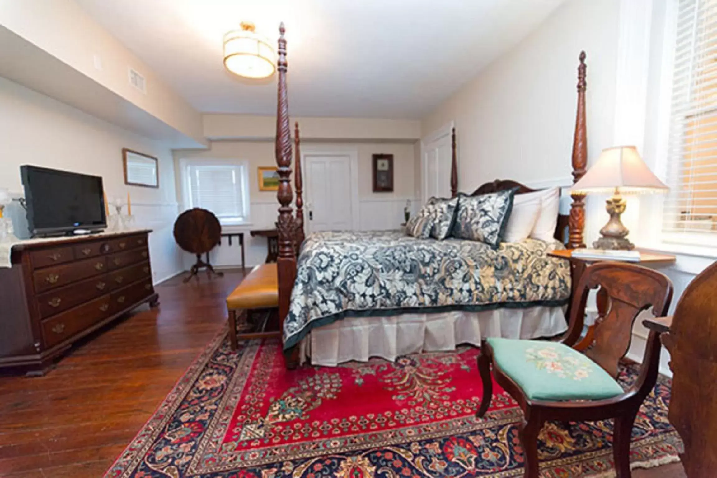 Bed, Seating Area in McMillan Inn