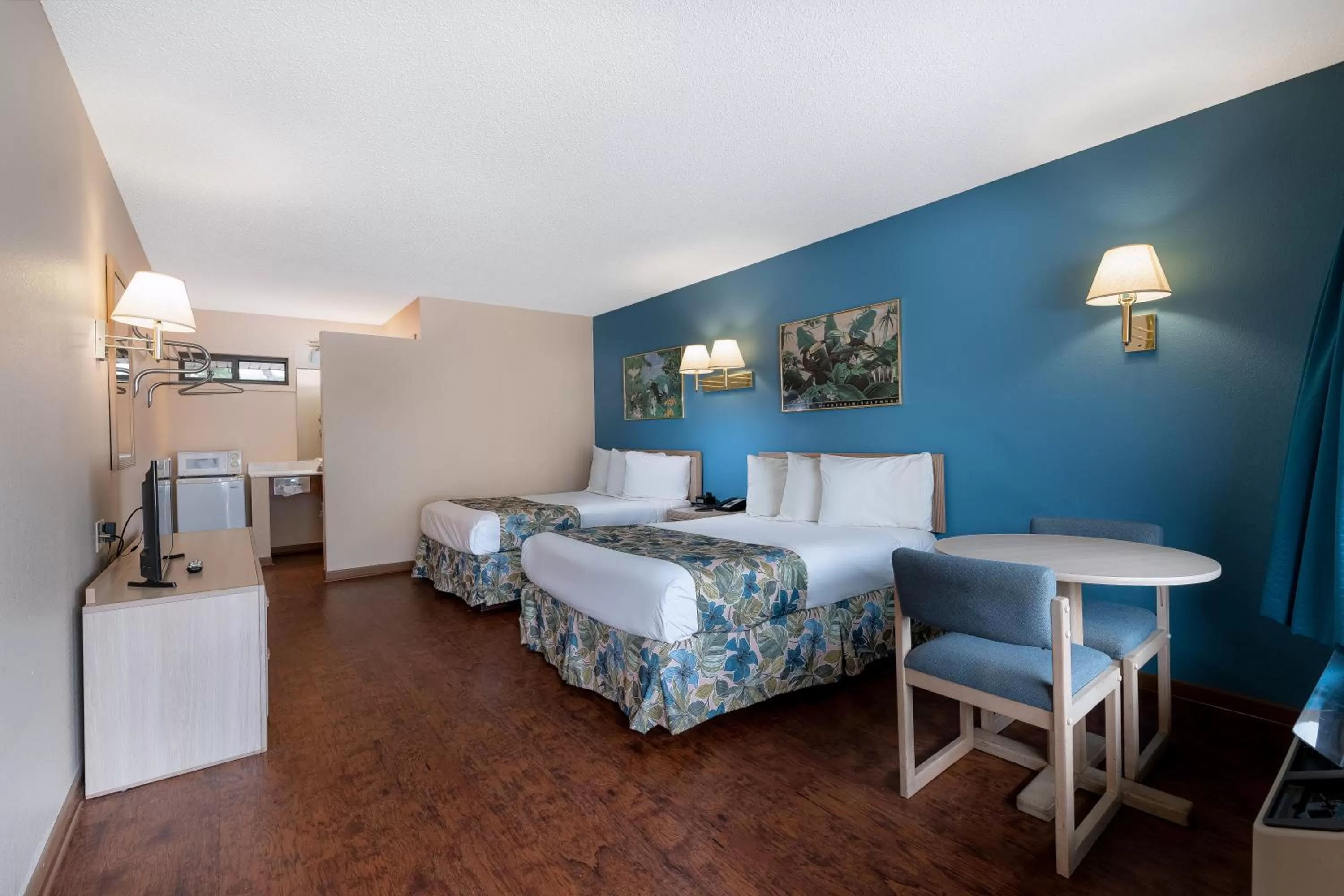 Photo of the whole room, Bed in Aloha Beach Resort