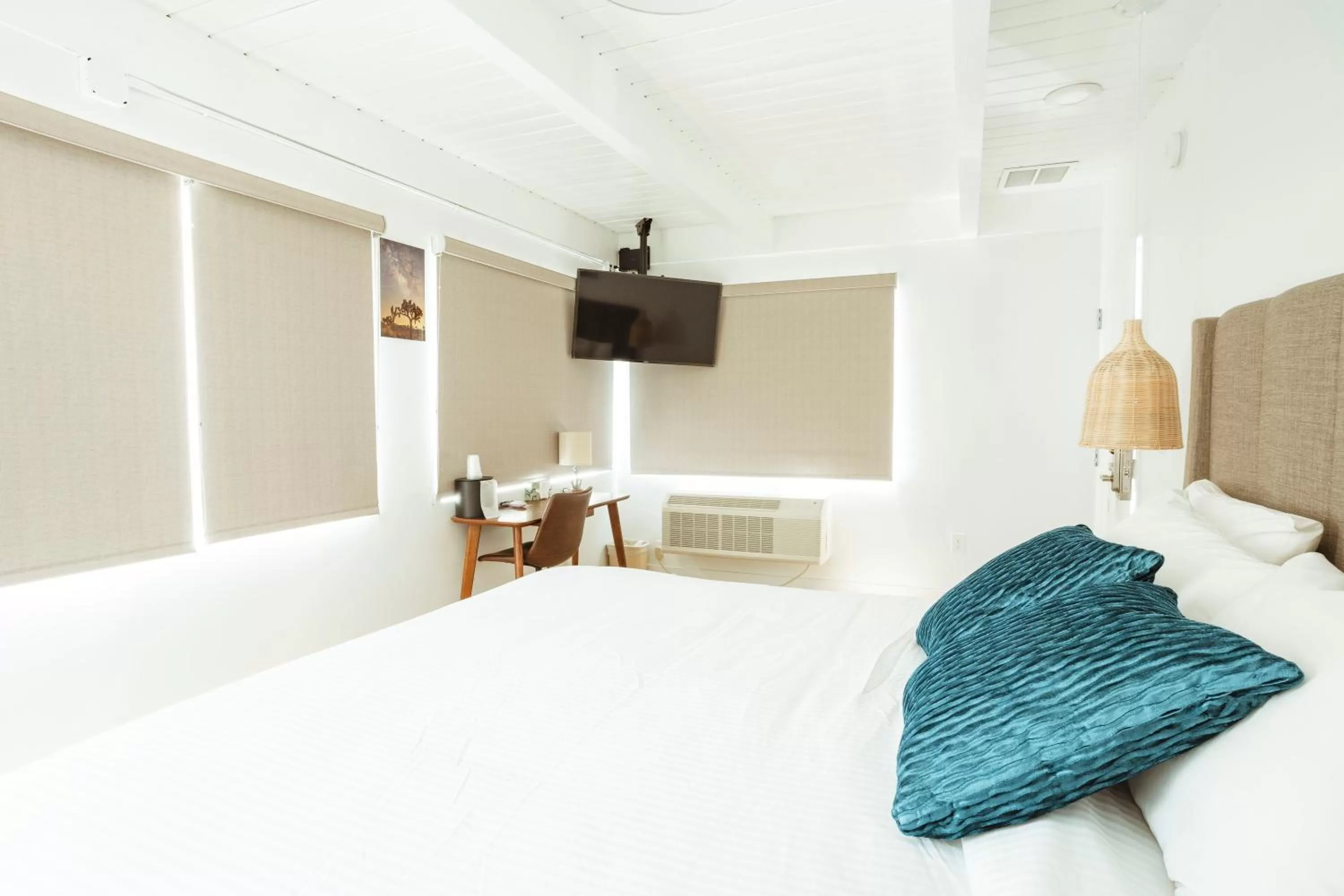 Bed in The Belmont Shore Inn