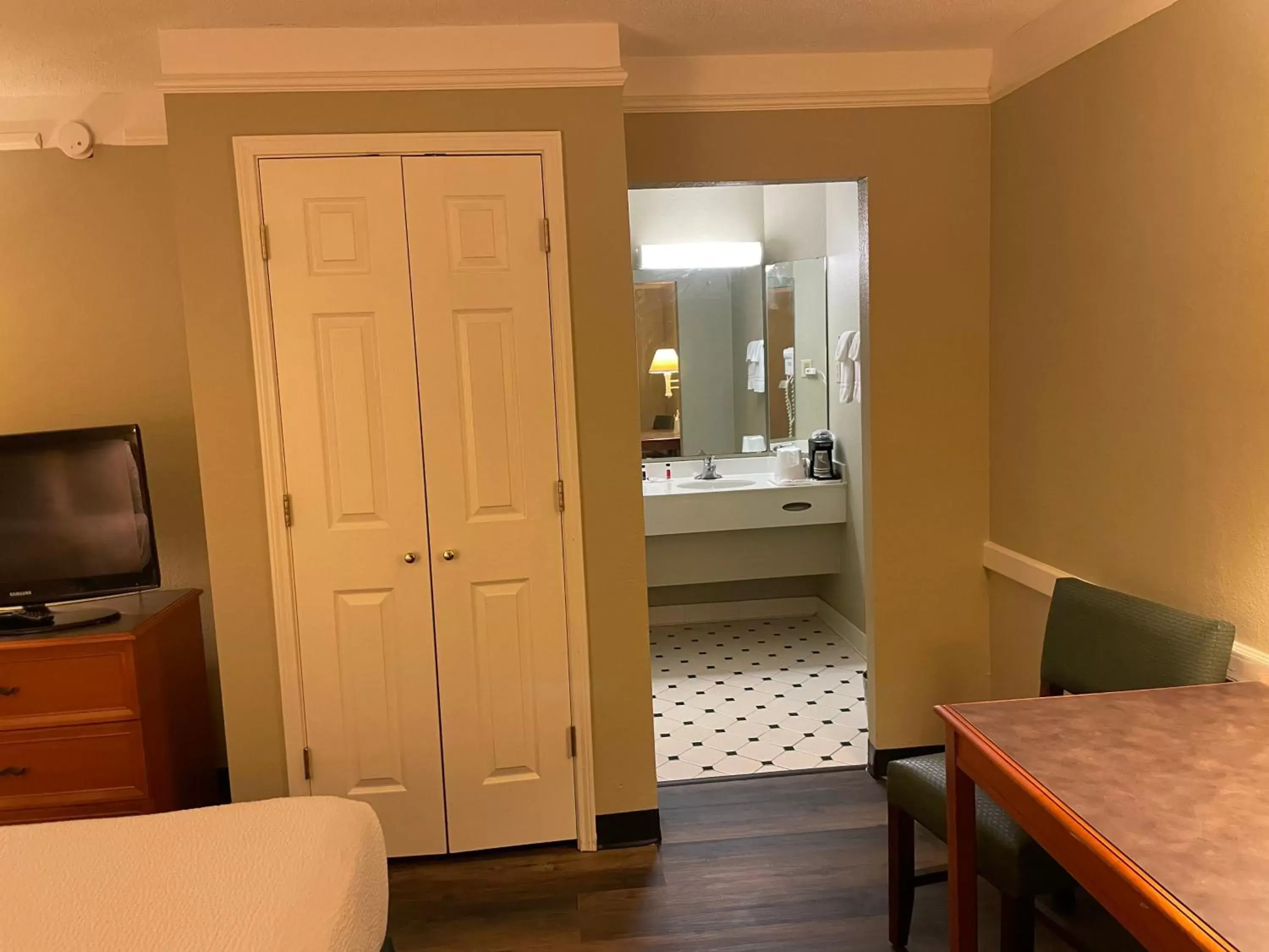 Bathroom, TV/Entertainment Center in Travelodge by Wyndham Tuscaloosa