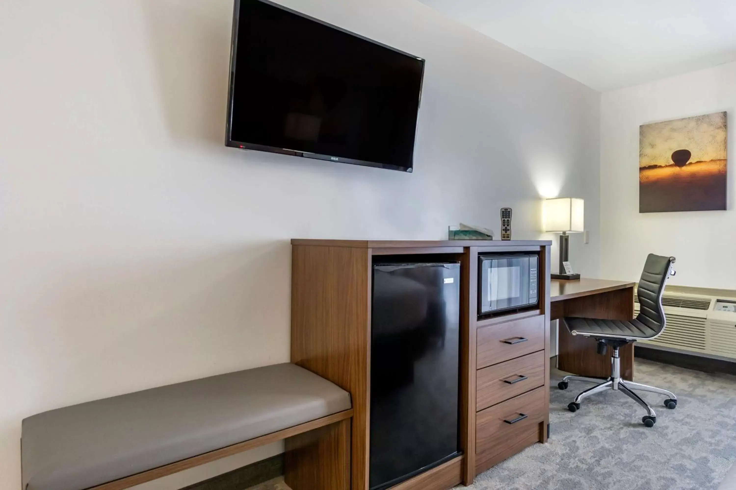 Photo of the whole room, TV/Entertainment Center in Best Western PLUS Lake Front Hotel