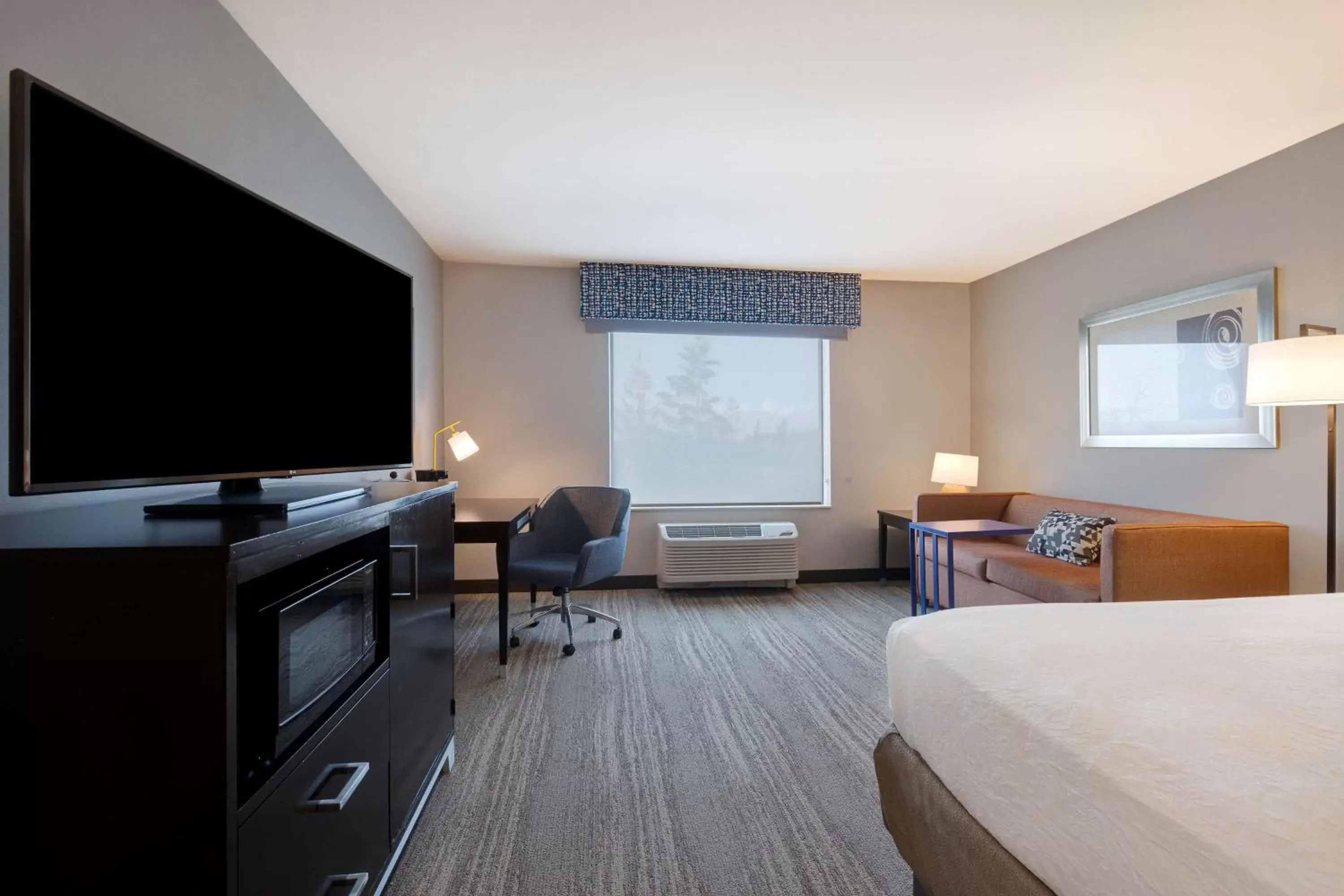 Living room, TV/Entertainment Center in Hampton Inn & Suites Seattle/Federal Way