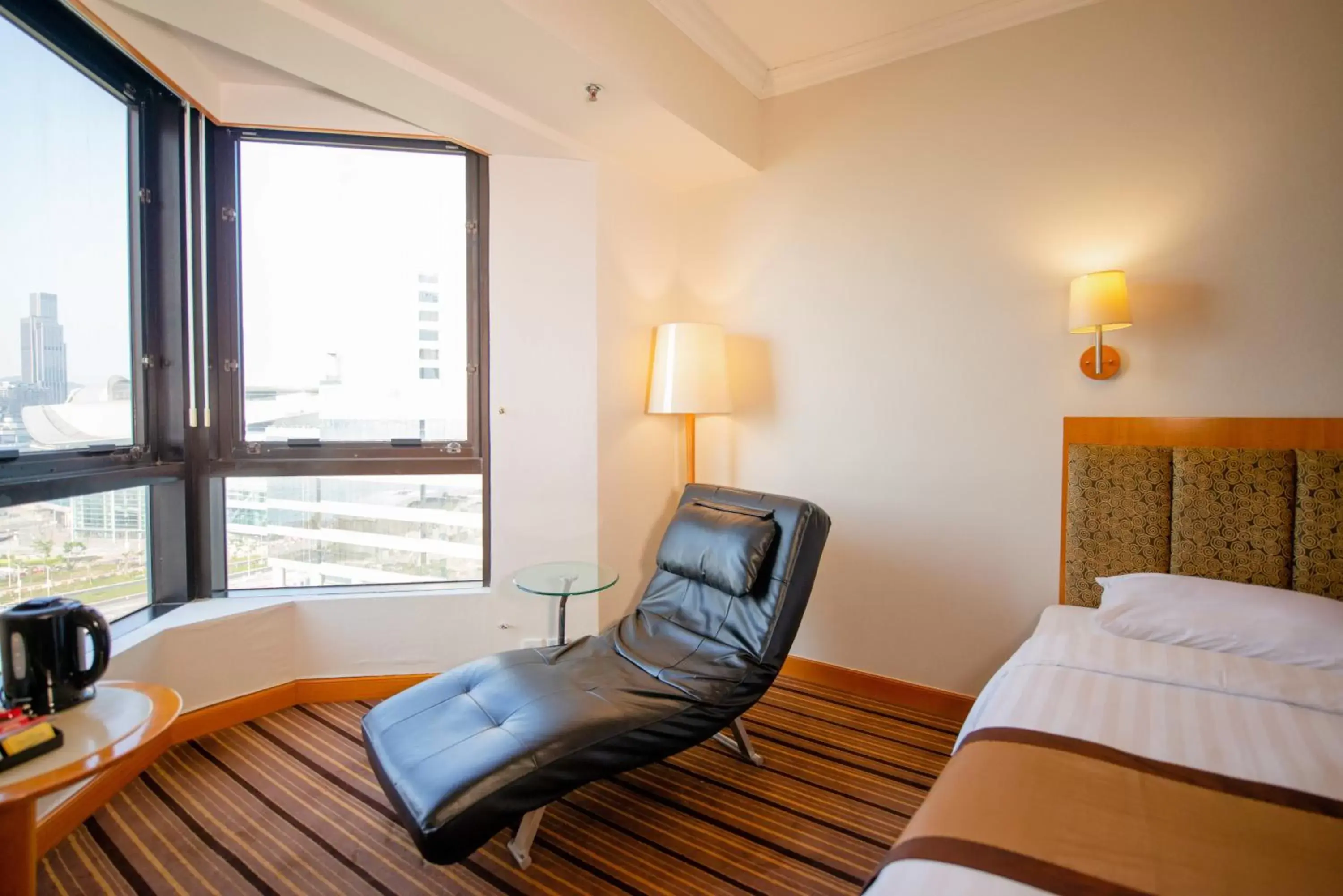 Seating area, Bed in The Harbourview