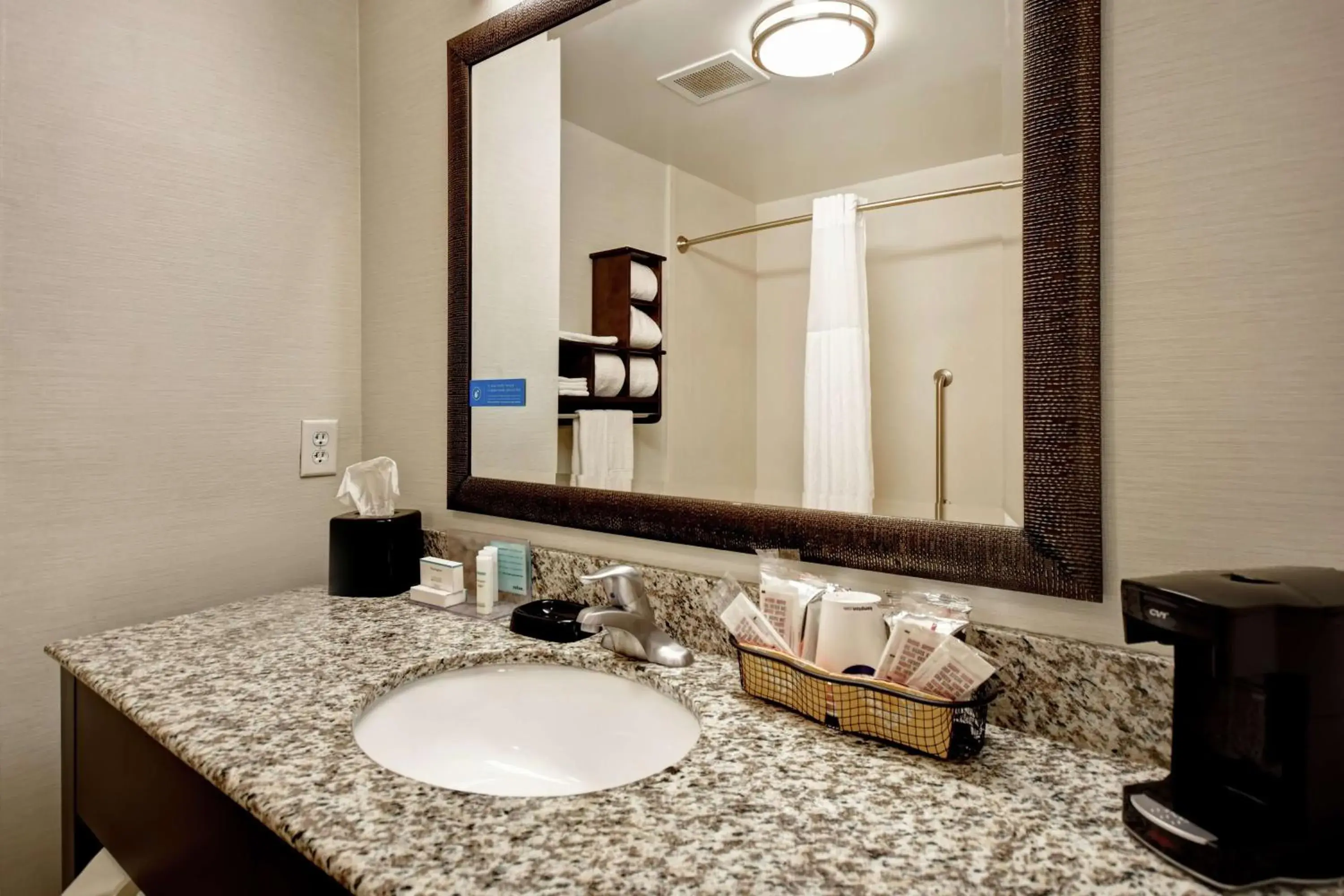 Bathroom in Hampton Inn By Hilton Middletown