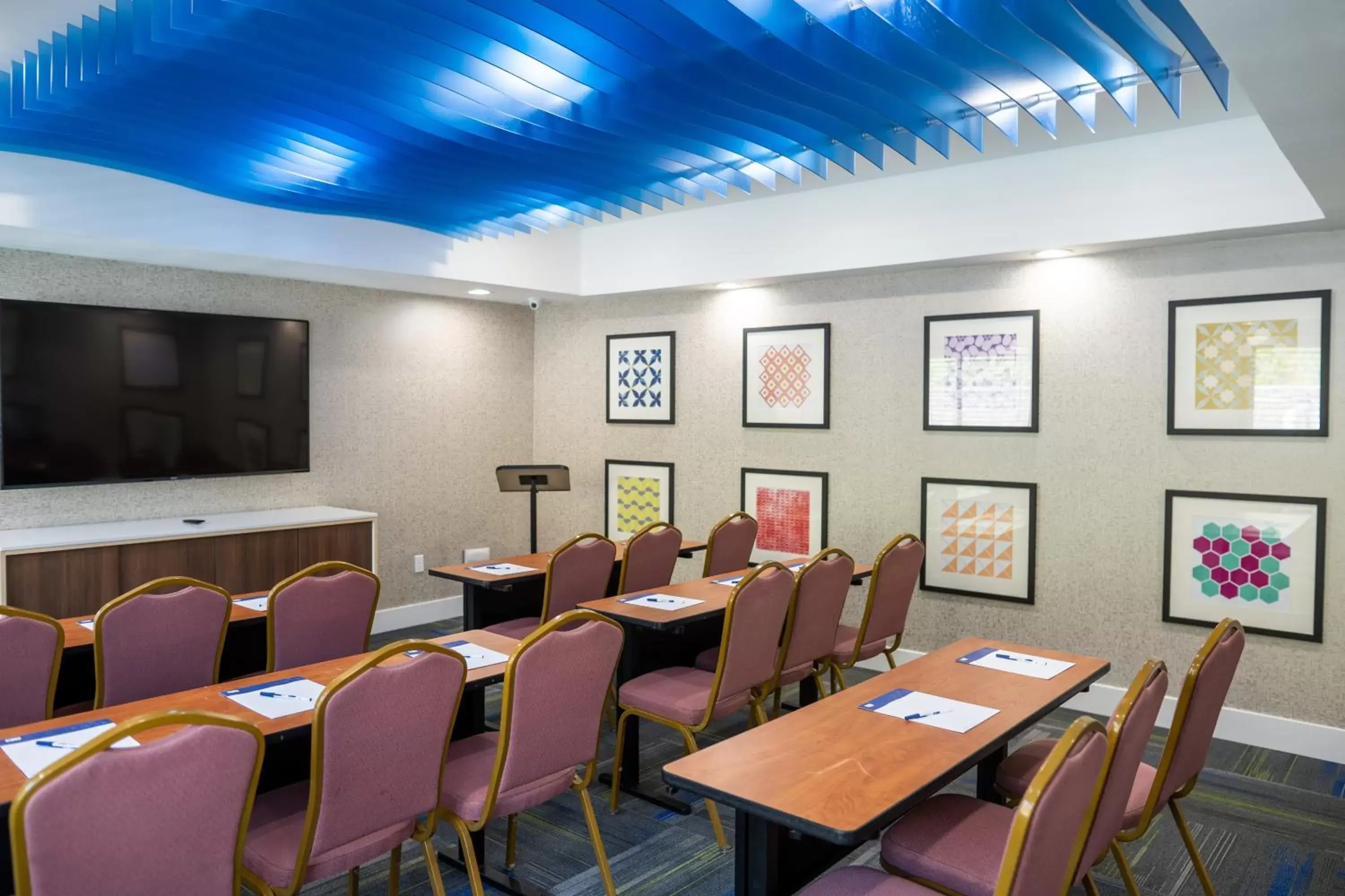 Meeting/conference room, Restaurant/Places to Eat in Holiday Inn Express & Suites - Lake Forest, an IHG Hotel