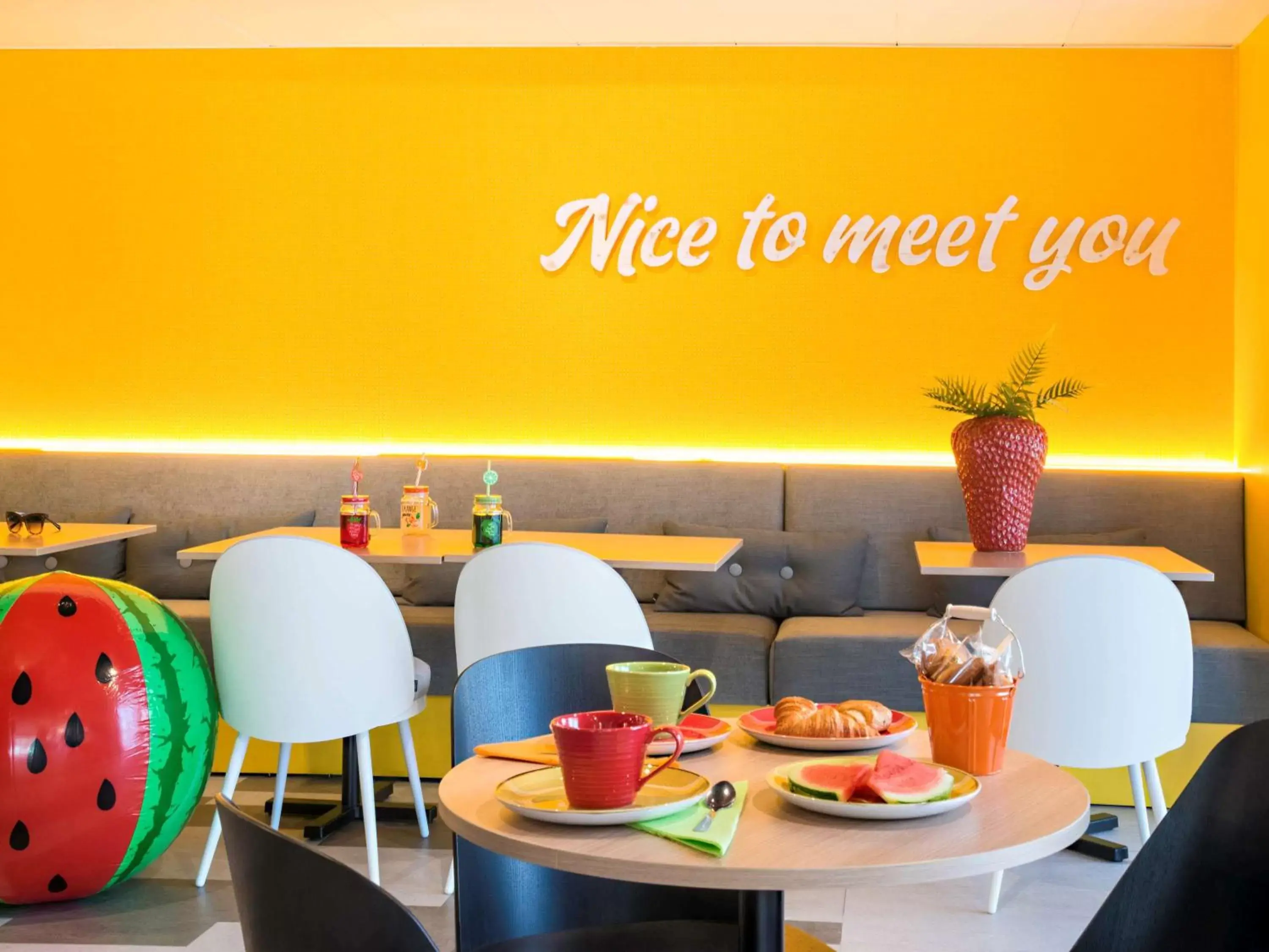 Restaurant/Places to Eat in ibis Styles Nice Cap 3000