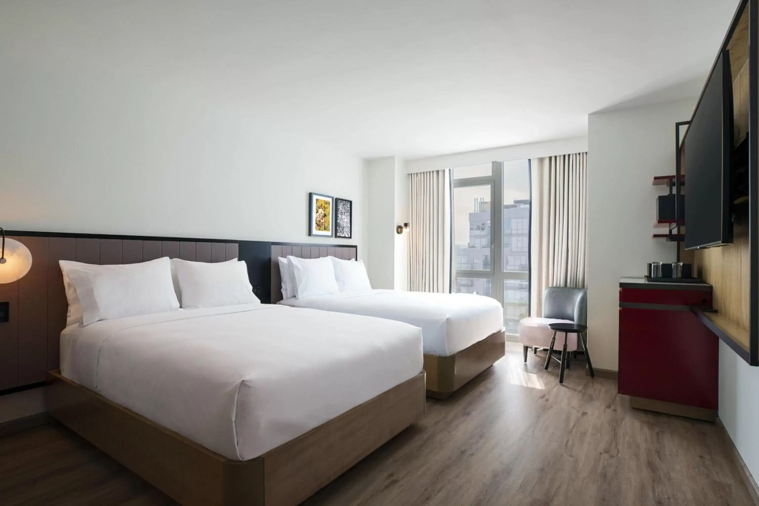 Photo of the whole room, Bed in Renaissance New York Flushing Hotel at Tangram