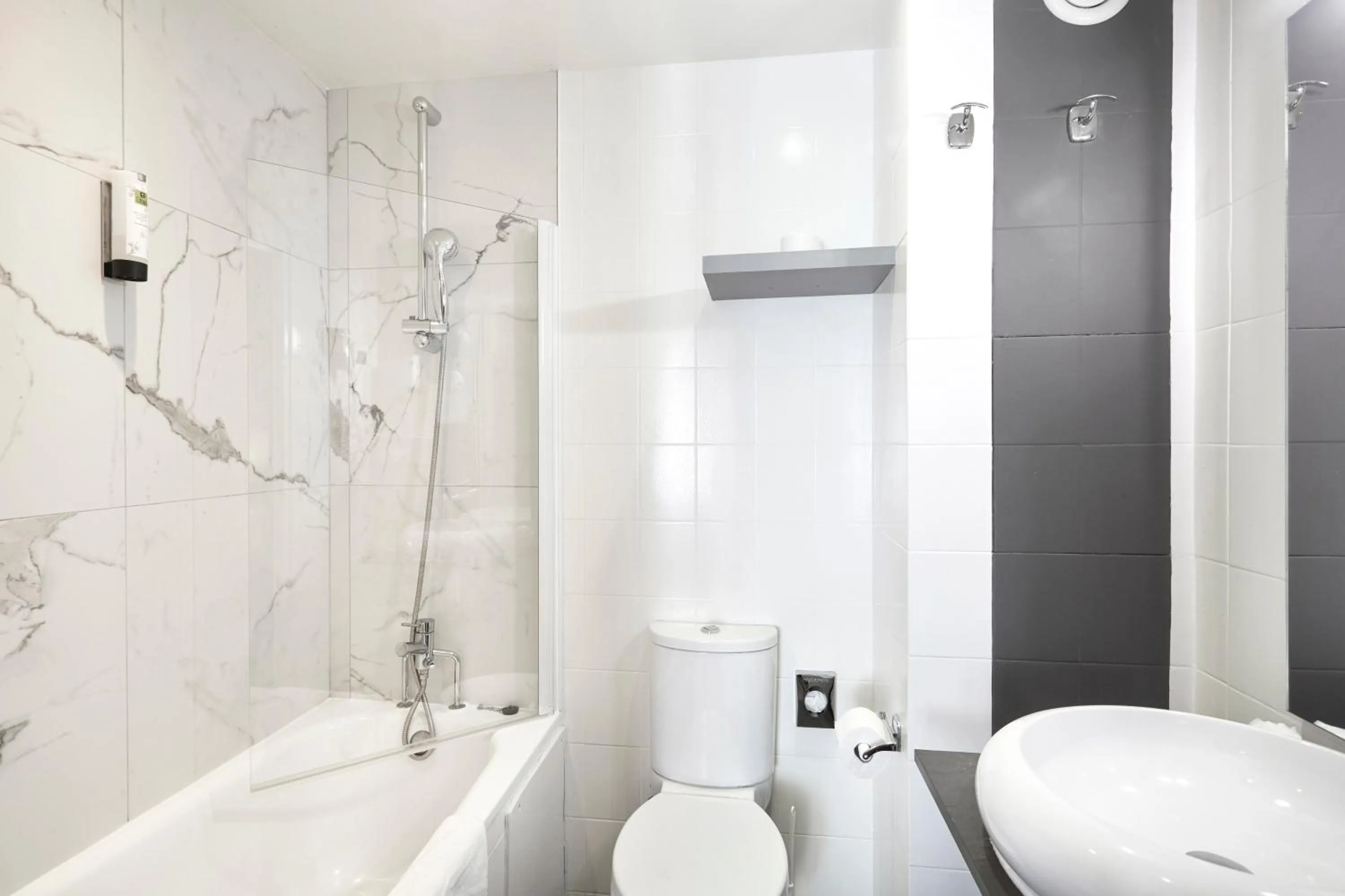 Bathroom in Logis hôtel Jardin de Villiers