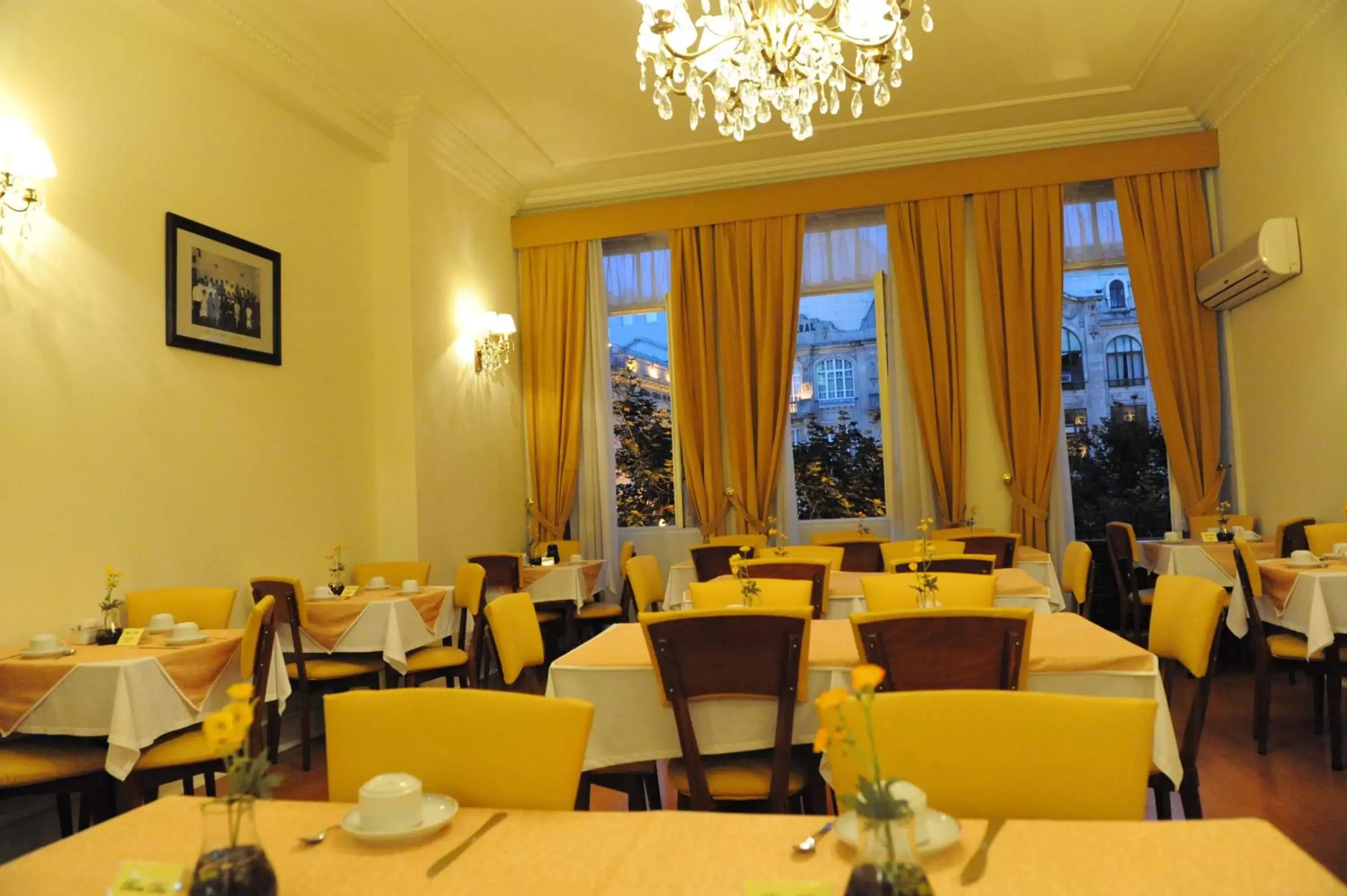 Breakfast, Restaurant/Places to Eat in Hotel Aliados