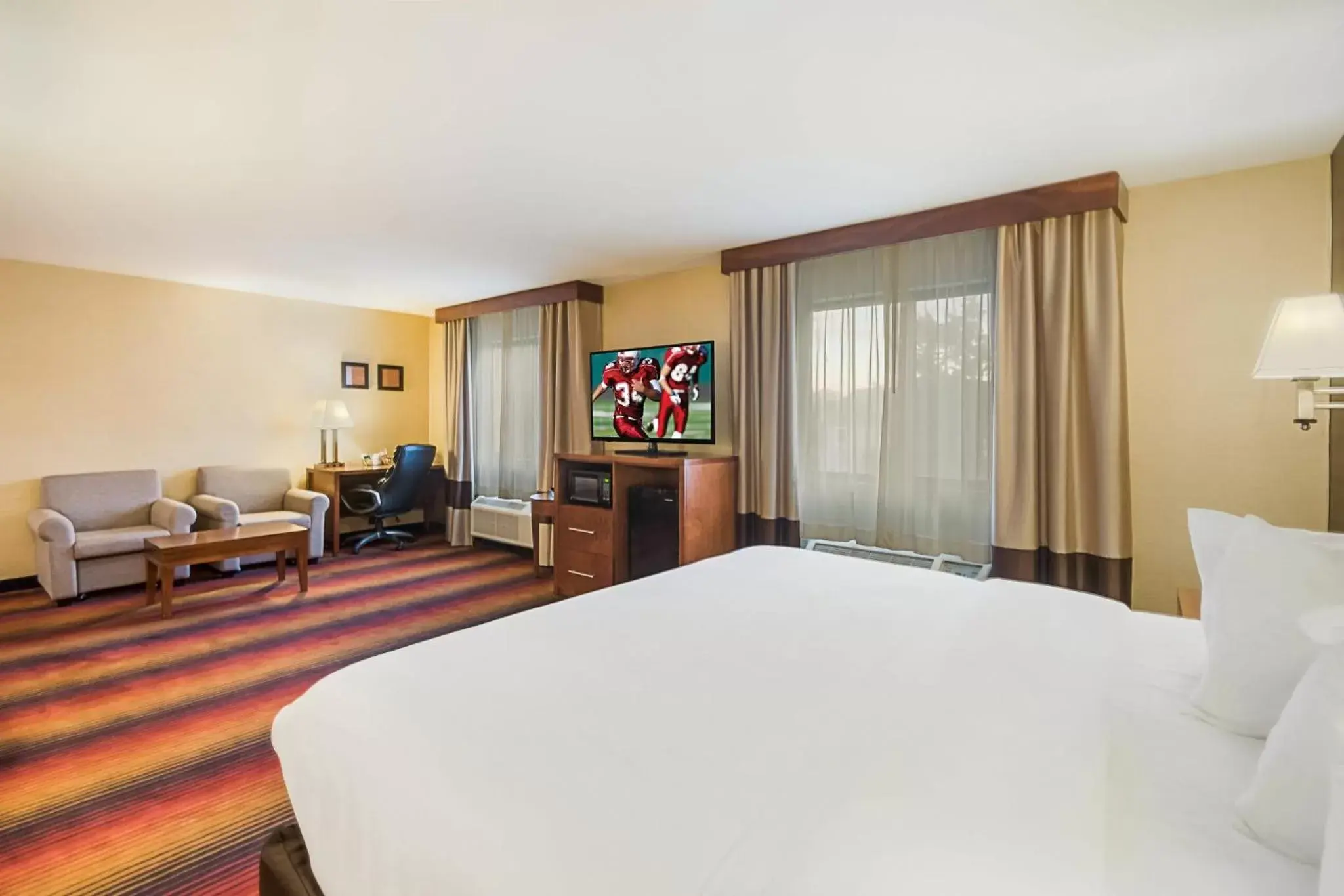 Bedroom, Bed in Red Roof Inn Fairfield