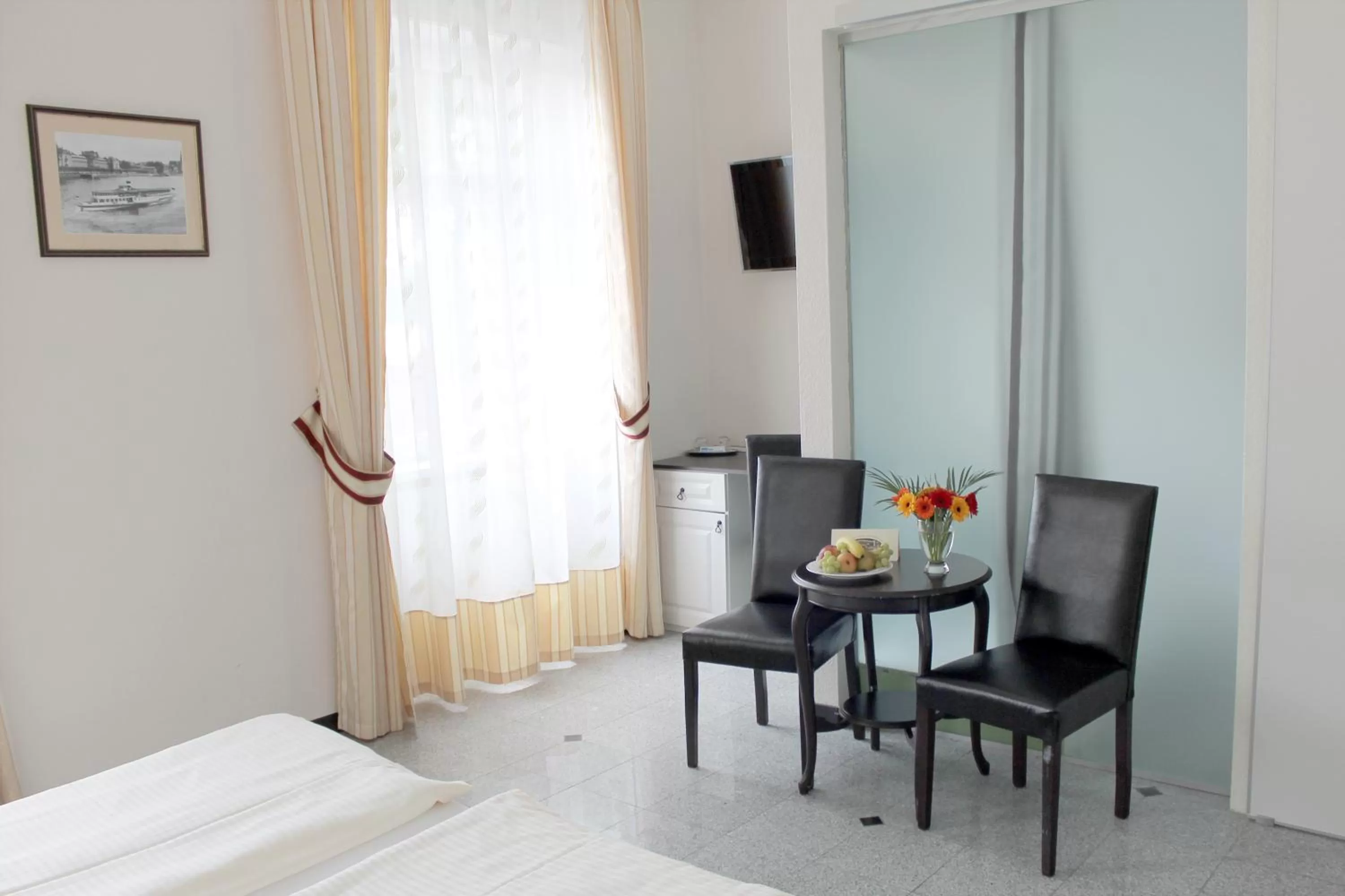 Photo of the whole room, Bed in Hotel Am Schloss Biebrich