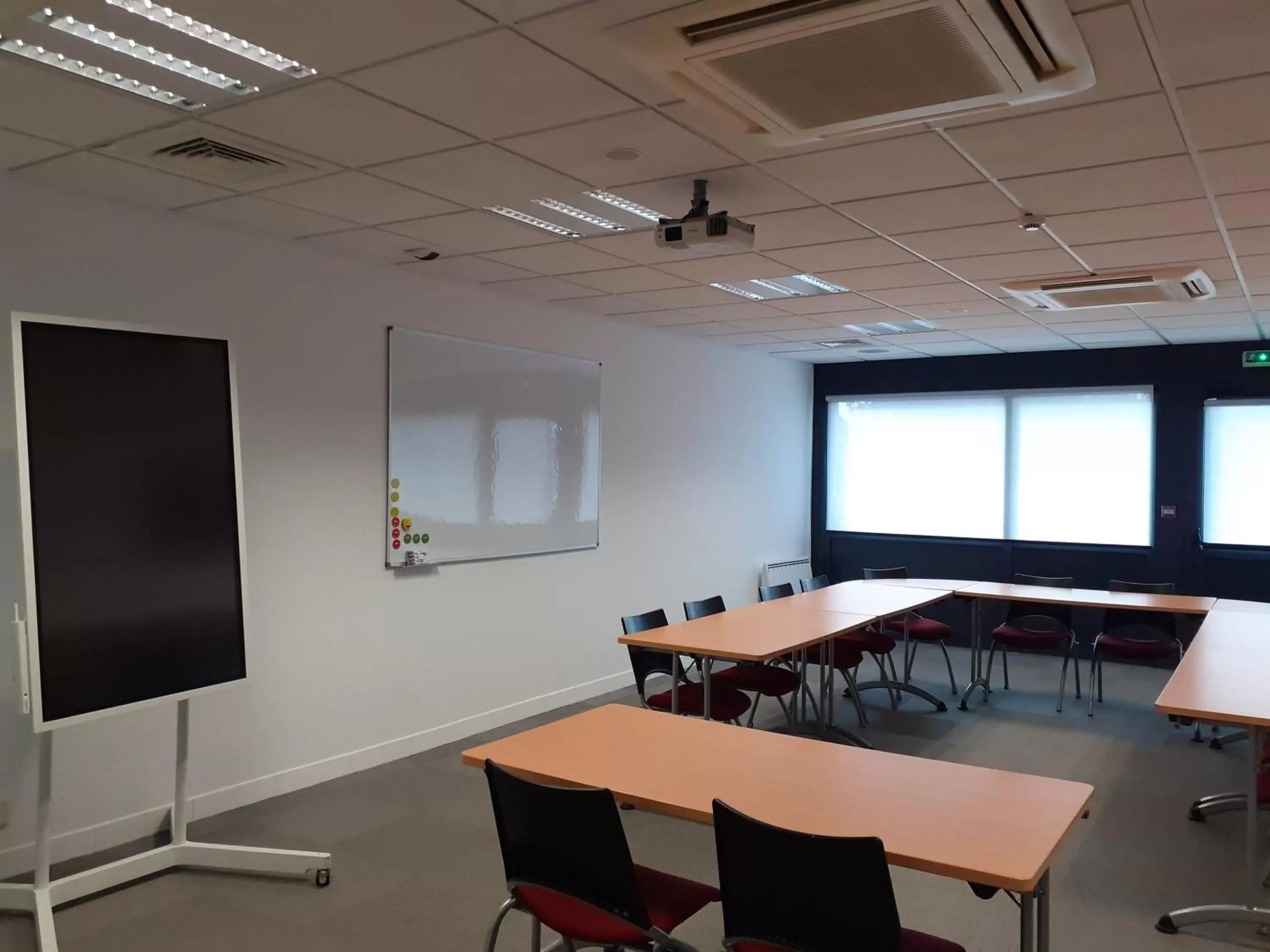 Meeting/conference room in Kyriad Niort-Espace MendesFrance