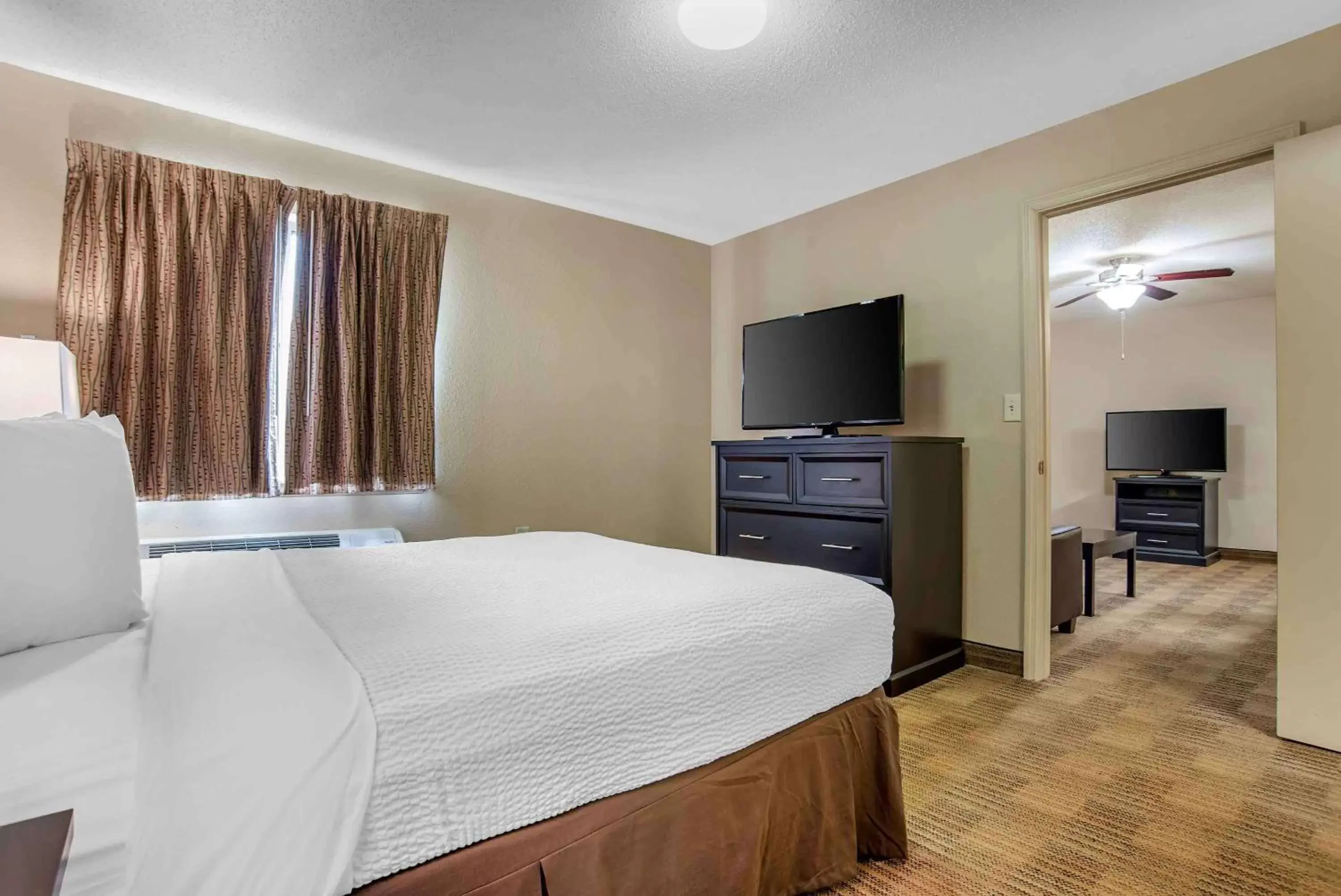 Bedroom, Bed in Extended Stay America Select Suites - Detroit - Ann Arbor - University South