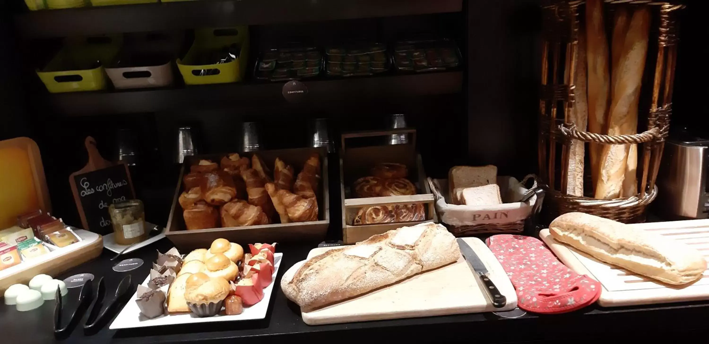 Buffet breakfast in Campanile Albi Centre
