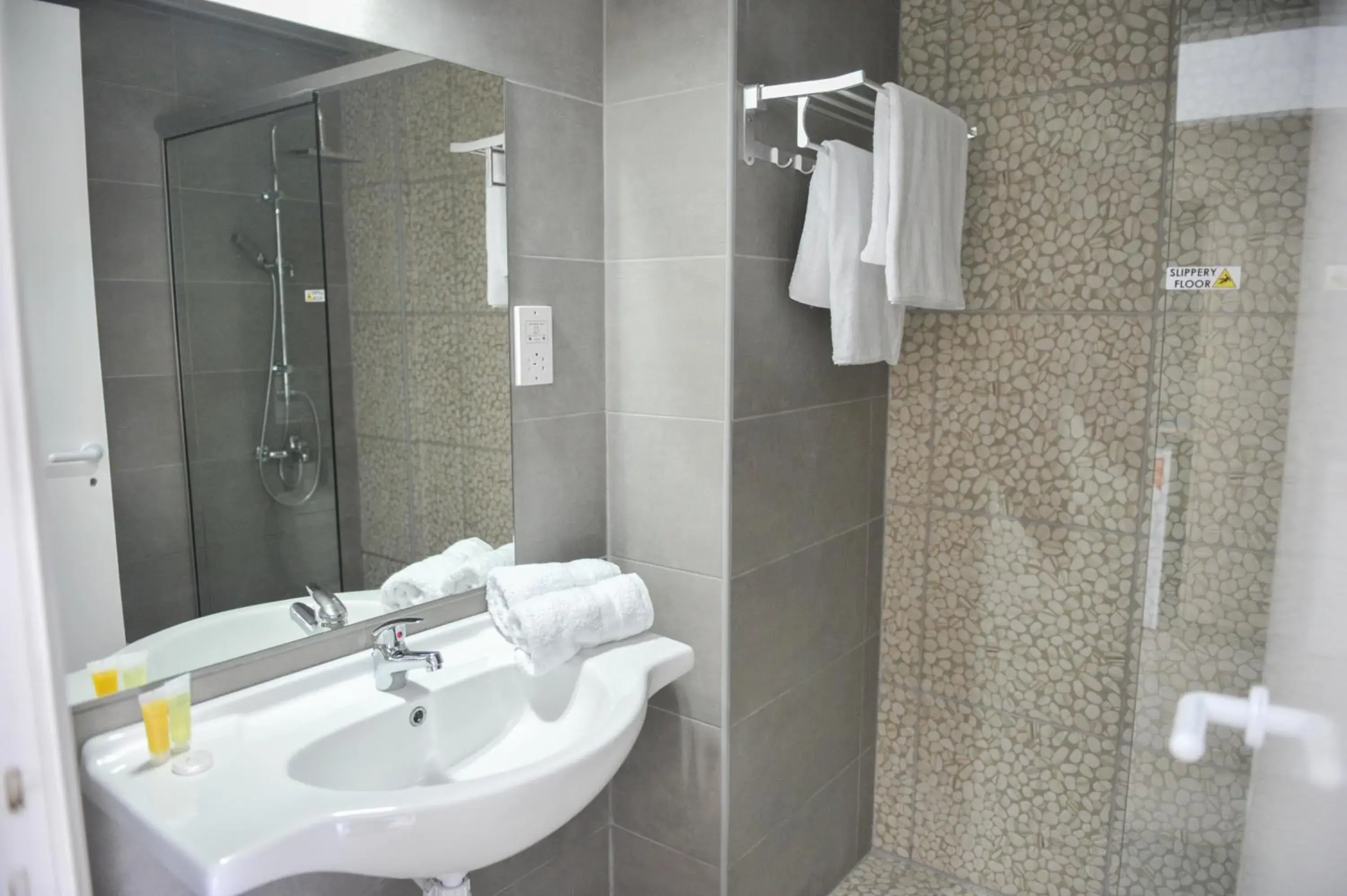 Shower, Bathroom in Fedrania Gardens Hotel