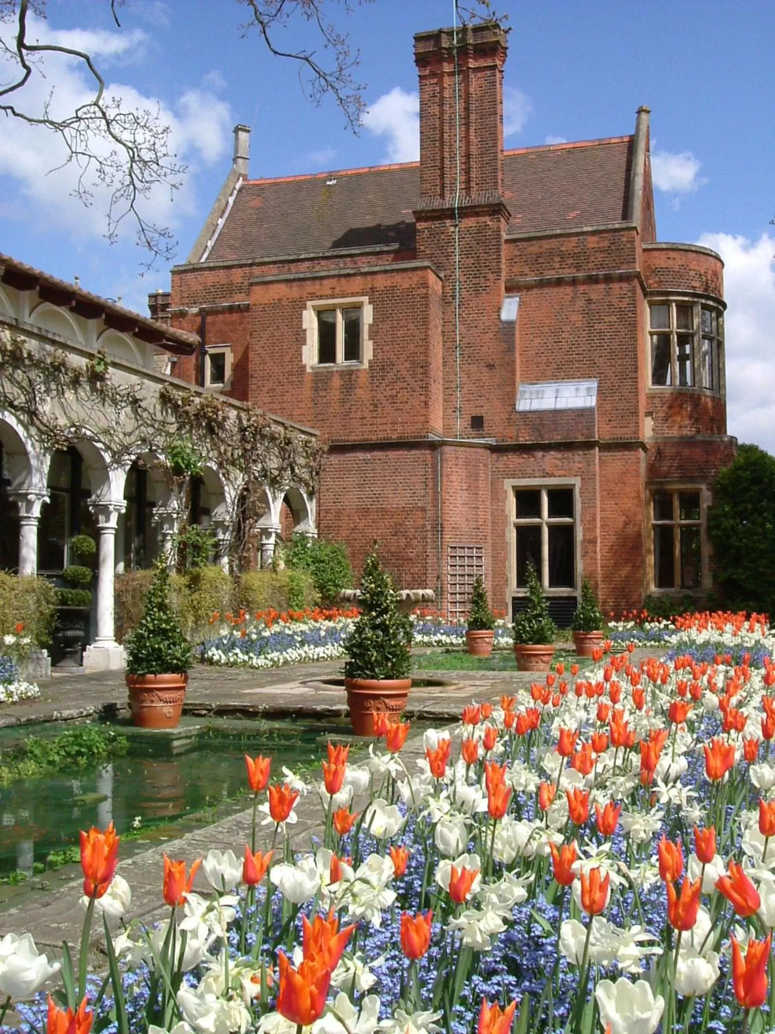 Facade/entrance in Warren House Hotel