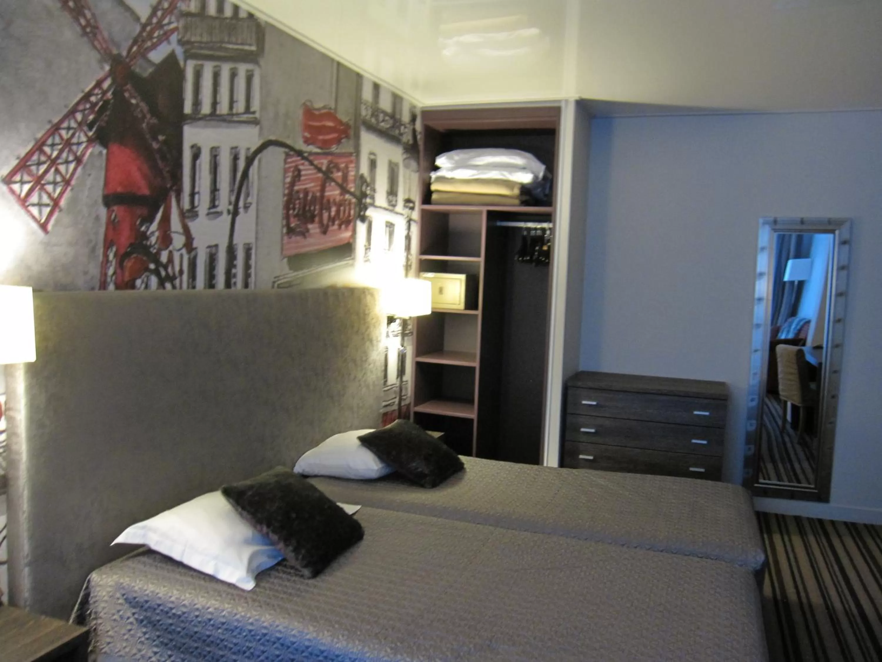 Bedroom, Bed in Hôtel Harvey