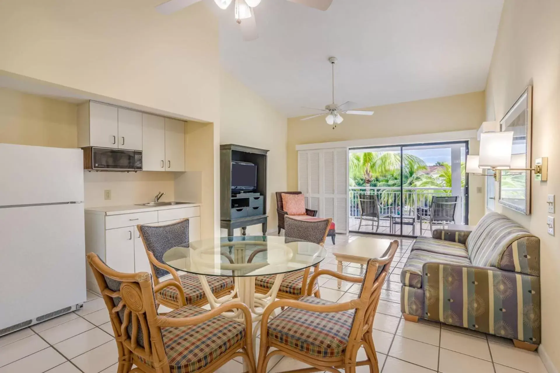 Kitchen or kitchenette, Dining Area in Marina Del Mar Resort and Marina