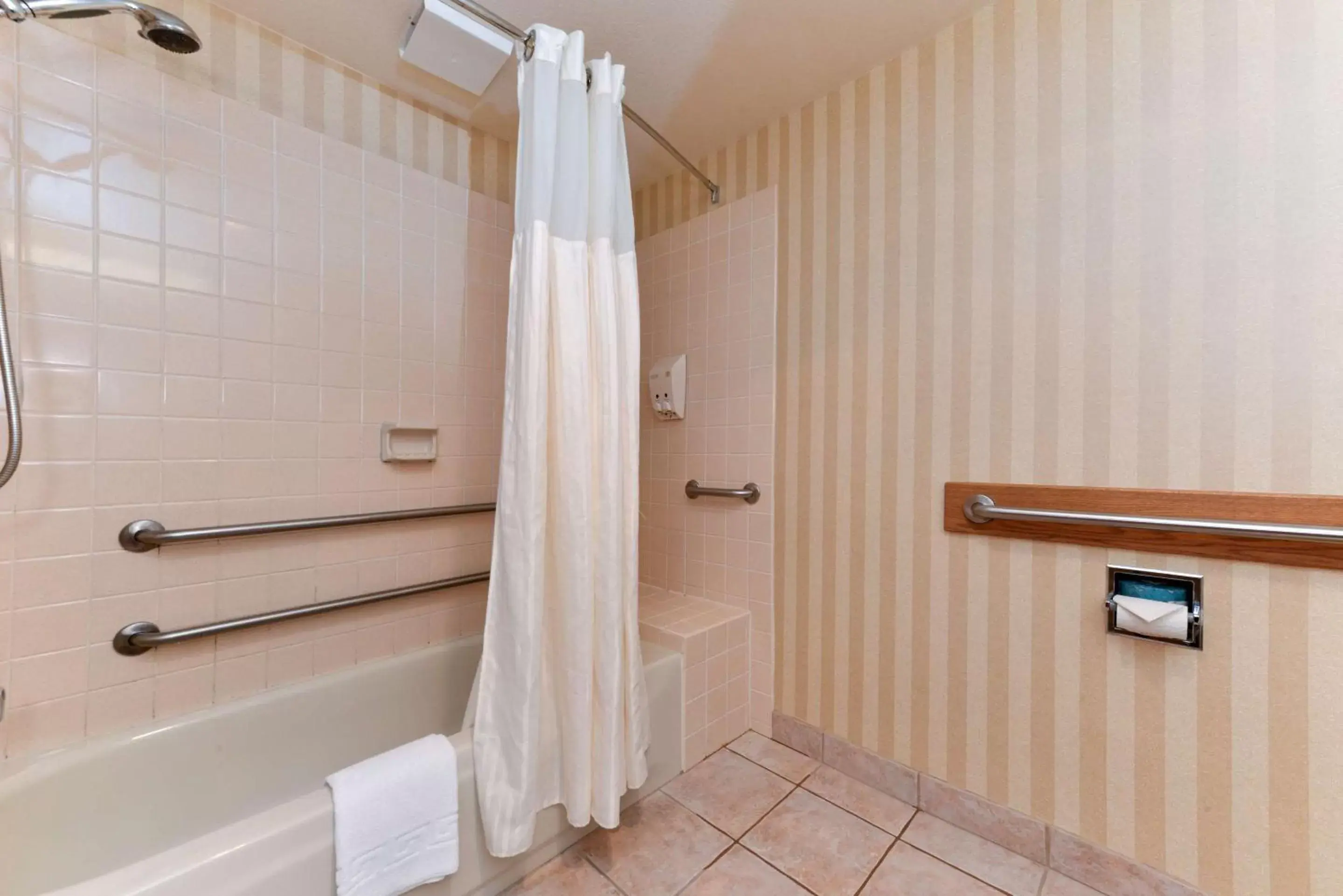 Queen Room with mobility Accessible Tub in Best Western Plus Landmark Inn