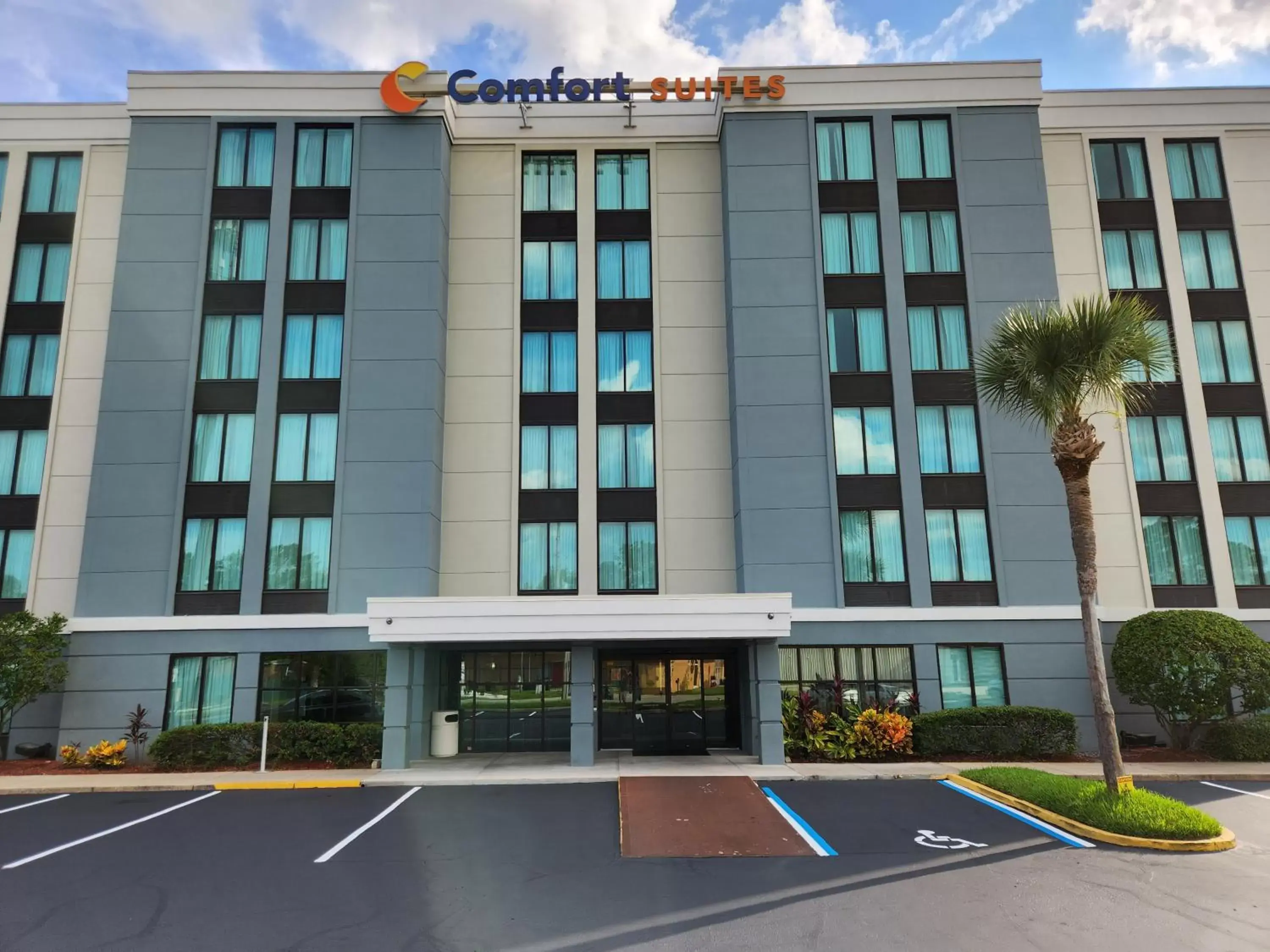 Property Building in Comfort Suites Baymeadows Near Butler Blvd